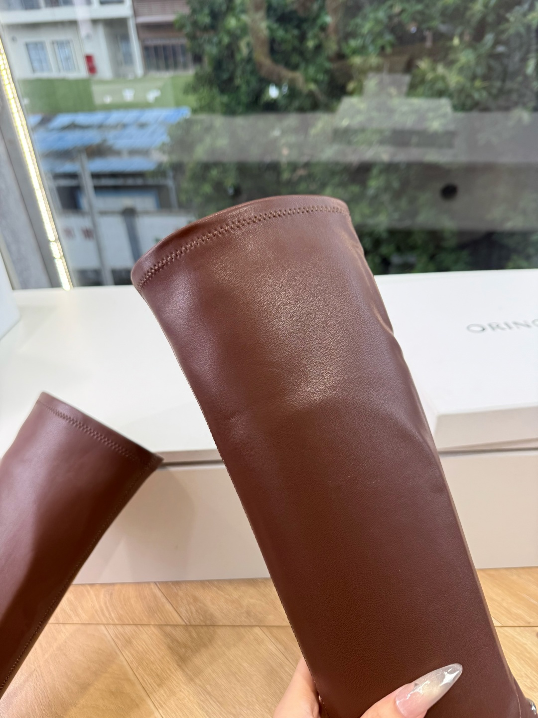 G333顶级品质 Orinou 简约风弹力长筒靴 采用高弹力面料，贴合腿部线条，能修饰腿型；鞋型偏修长，鞋头为简约的小圆