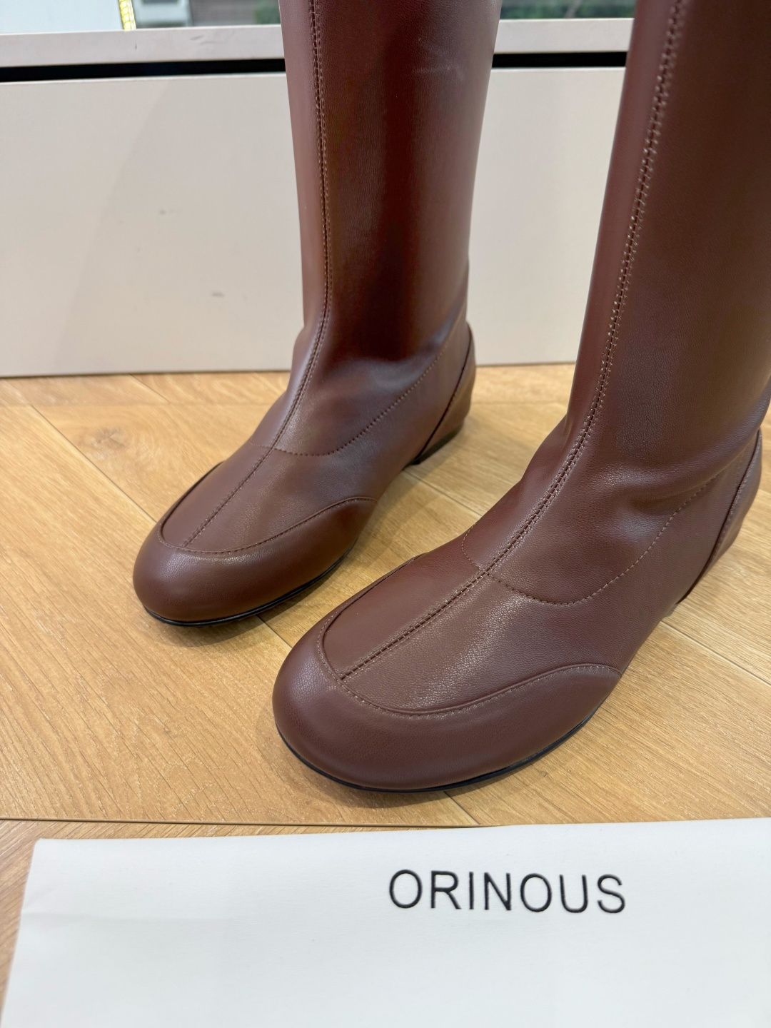 G333顶级品质 Orinou 简约风弹力长筒靴 采用高弹力面料，贴合腿部线条，能修饰腿型；鞋型偏修长，鞋头为简约的小圆