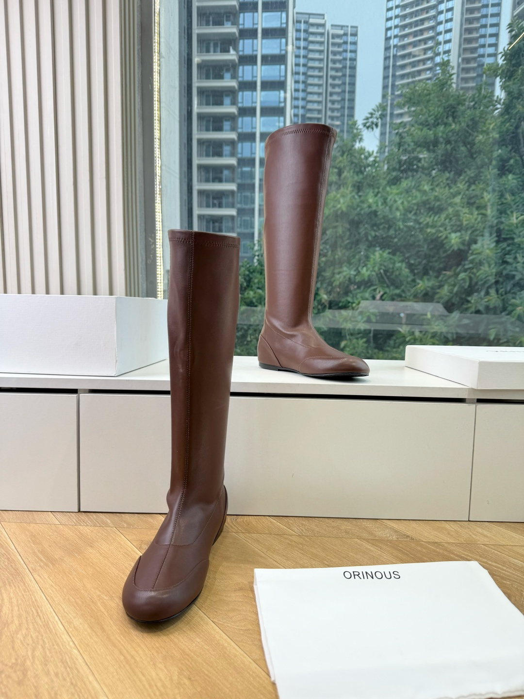 G333顶级品质 Orinou 简约风弹力长筒靴 采用高弹力面料，贴合腿部线条，能修饰腿型；鞋型偏修长，鞋头为简约的小圆