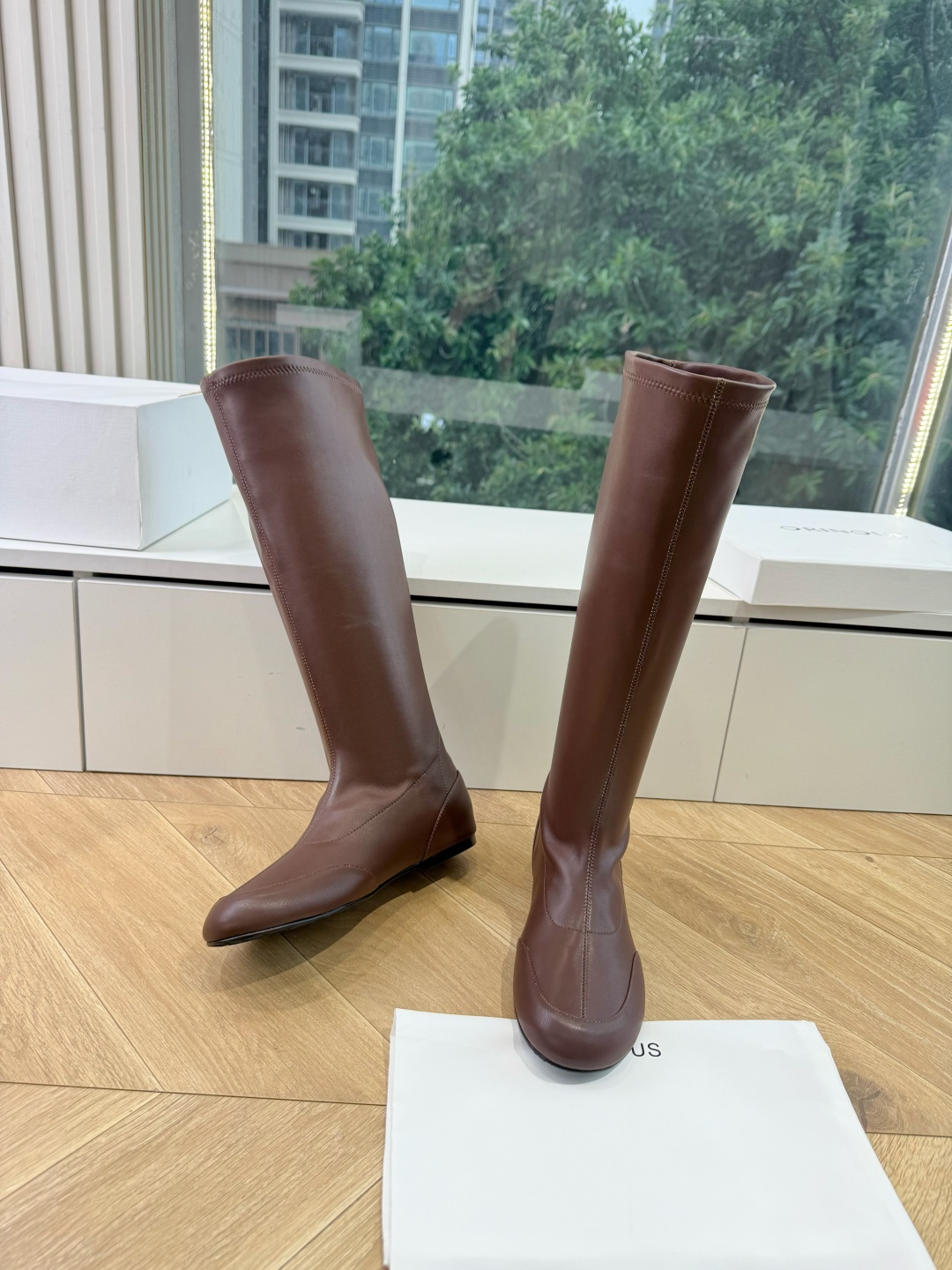 G333顶级品质 Orinou 简约风弹力长筒靴 采用高弹力面料，贴合腿部线条，能修饰腿型；鞋型偏修长，鞋头为简约的小圆