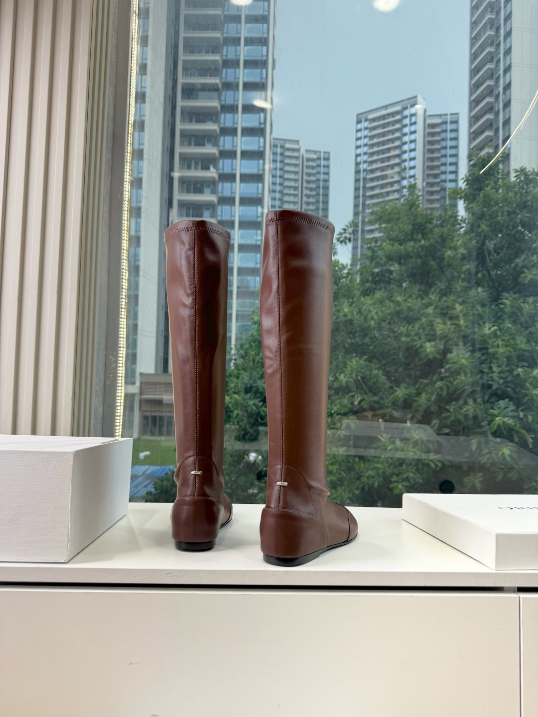 G333顶级品质 Orinou 简约风弹力长筒靴 采用高弹力面料，贴合腿部线条，能修饰腿型；鞋型偏修长，鞋头为简约的小圆