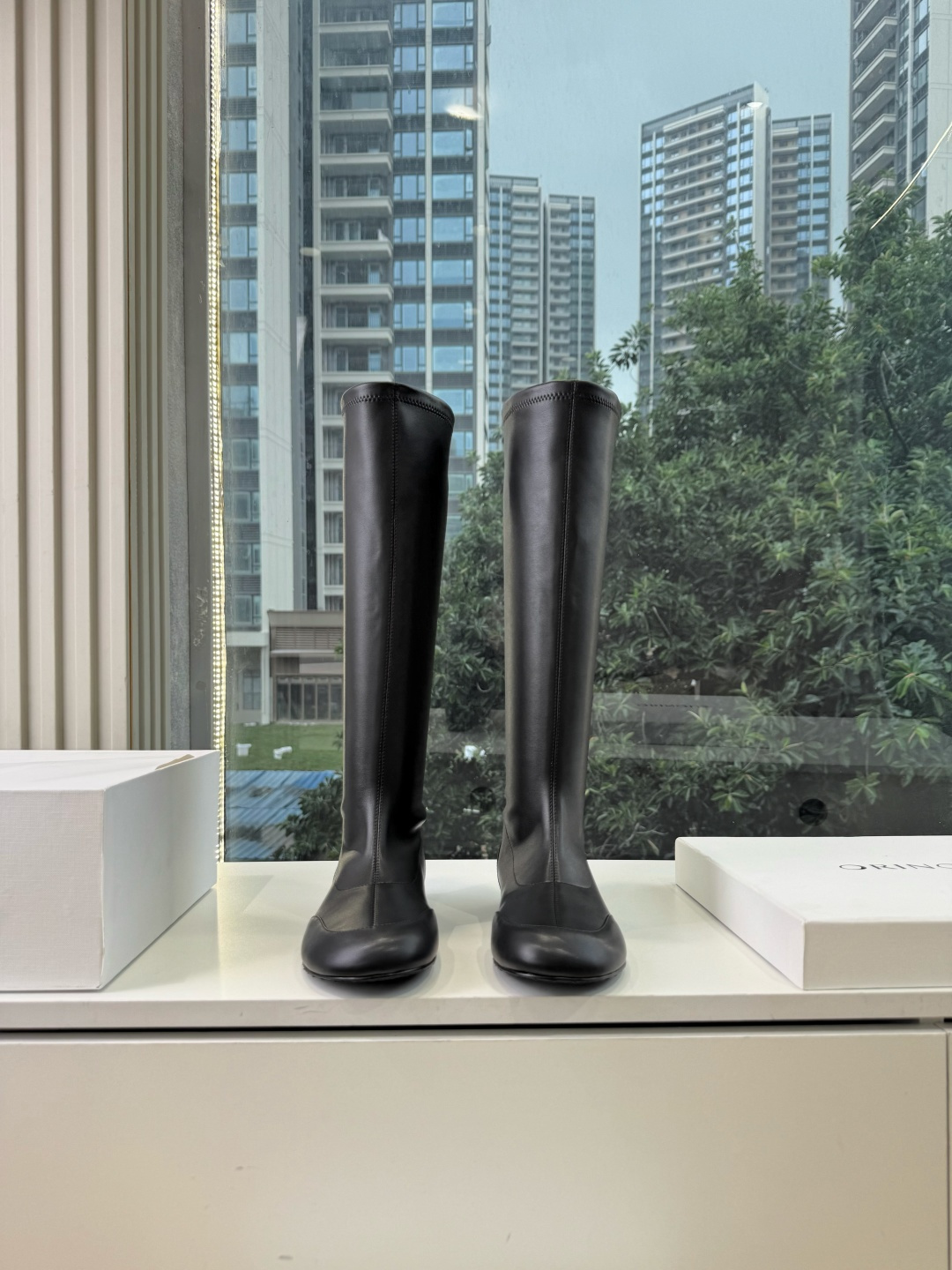 G333顶级品质 Orinou 简约风弹力长筒靴 采用高弹力面料，贴合腿部线条，能修饰腿型；鞋型偏修长，鞋头为简约的小圆