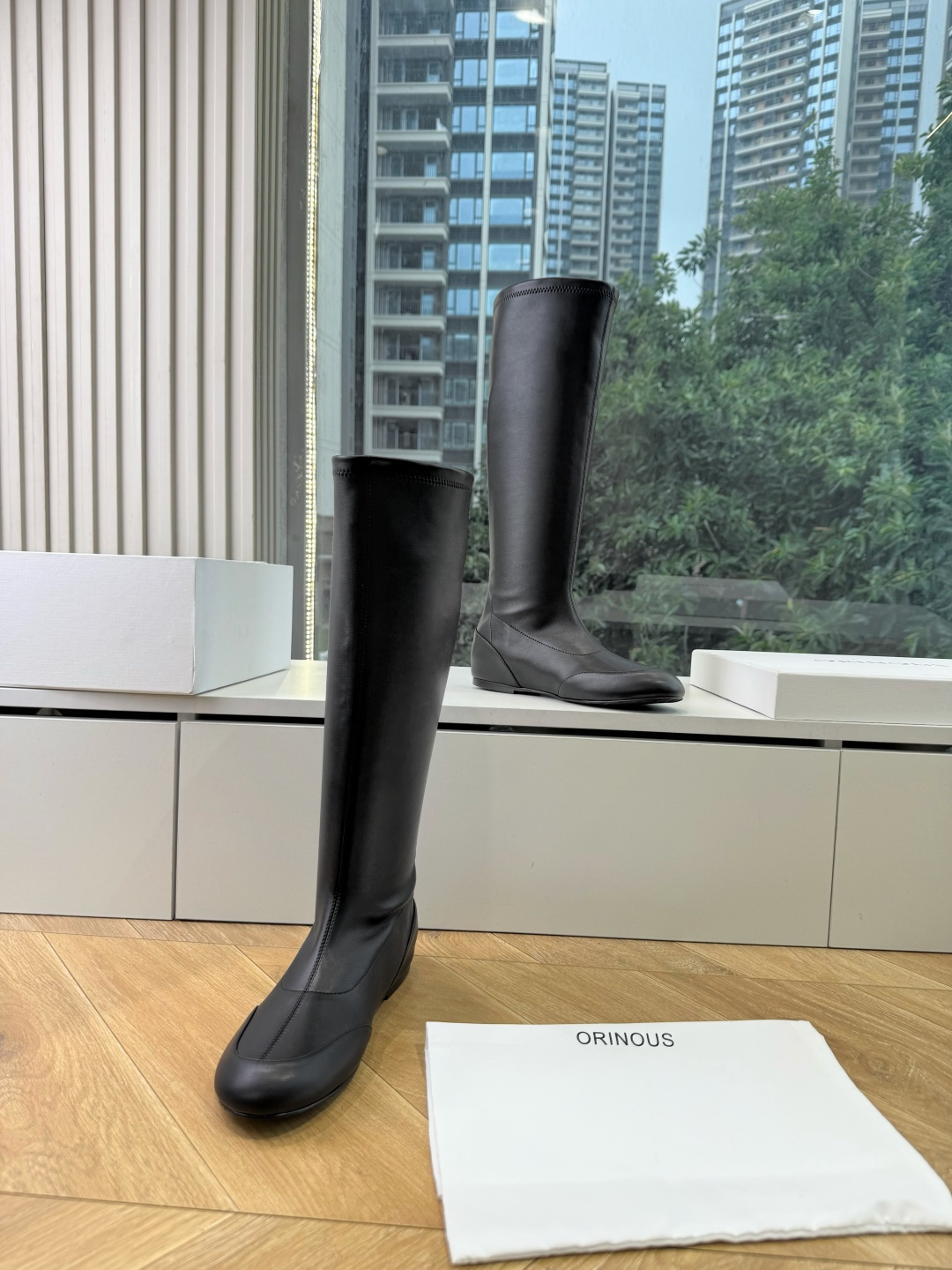 G333顶级品质 Orinou 简约风弹力长筒靴 采用高弹力面料，贴合腿部线条，能修饰腿型；鞋型偏修长，鞋头为简约的小圆