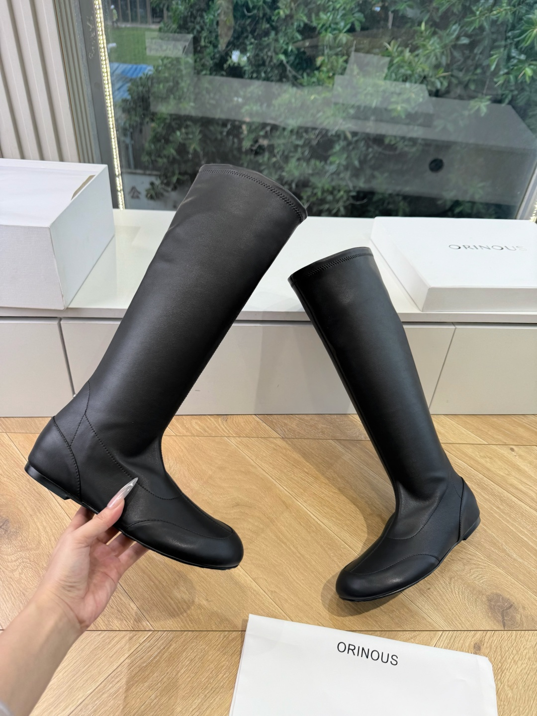 G333顶级品质 Orinou 简约风弹力长筒靴 采用高弹力面料，贴合腿部线条，能修饰腿型；鞋型偏修长，鞋头为简约的小圆