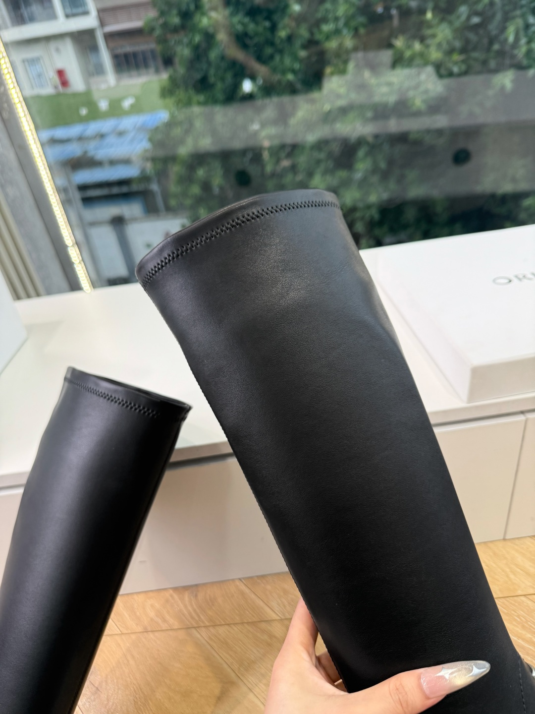G333顶级品质 Orinou 简约风弹力长筒靴 采用高弹力面料，贴合腿部线条，能修饰腿型；鞋型偏修长，鞋头为简约的小圆