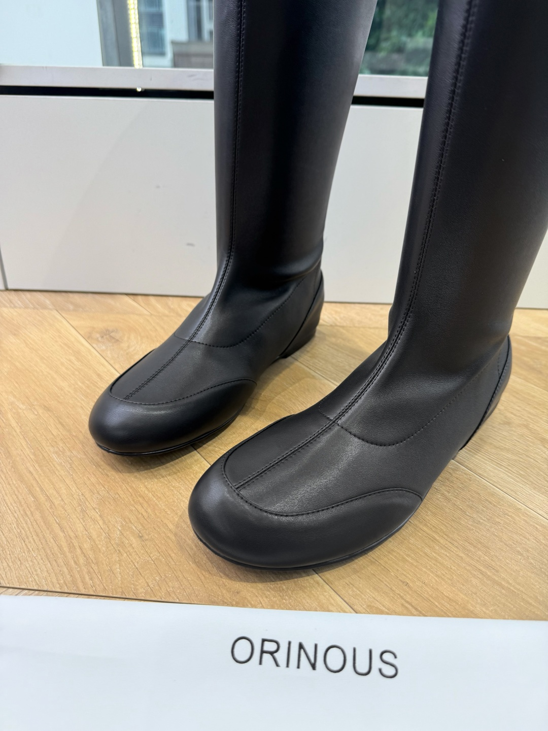 G333顶级品质 Orinou 简约风弹力长筒靴 采用高弹力面料，贴合腿部线条，能修饰腿型；鞋型偏修长，鞋头为简约的小圆