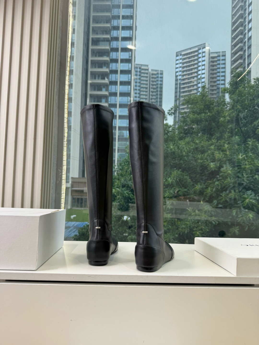 G333顶级品质 Orinou 简约风弹力长筒靴 采用高弹力面料，贴合腿部线条，能修饰腿型；鞋型偏修长，鞋头为简约的小圆