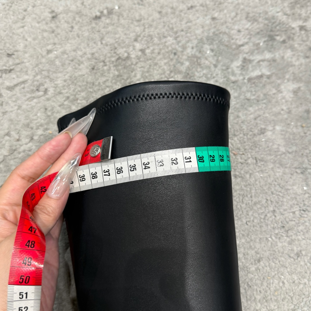 G333顶级品质 Orinou 简约风弹力长筒靴 采用高弹力面料，贴合腿部线条，能修饰腿型；鞋型偏修长，鞋头为简约的小圆