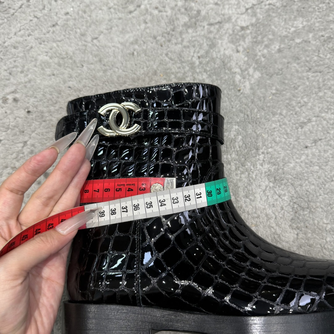 G238😀代购级别CHANEL 香奈儿*小香秋冬新款裤靴骑士靴库靴这款骑士靴真的是帅气时尚的代表，靴筒Chanel字母点