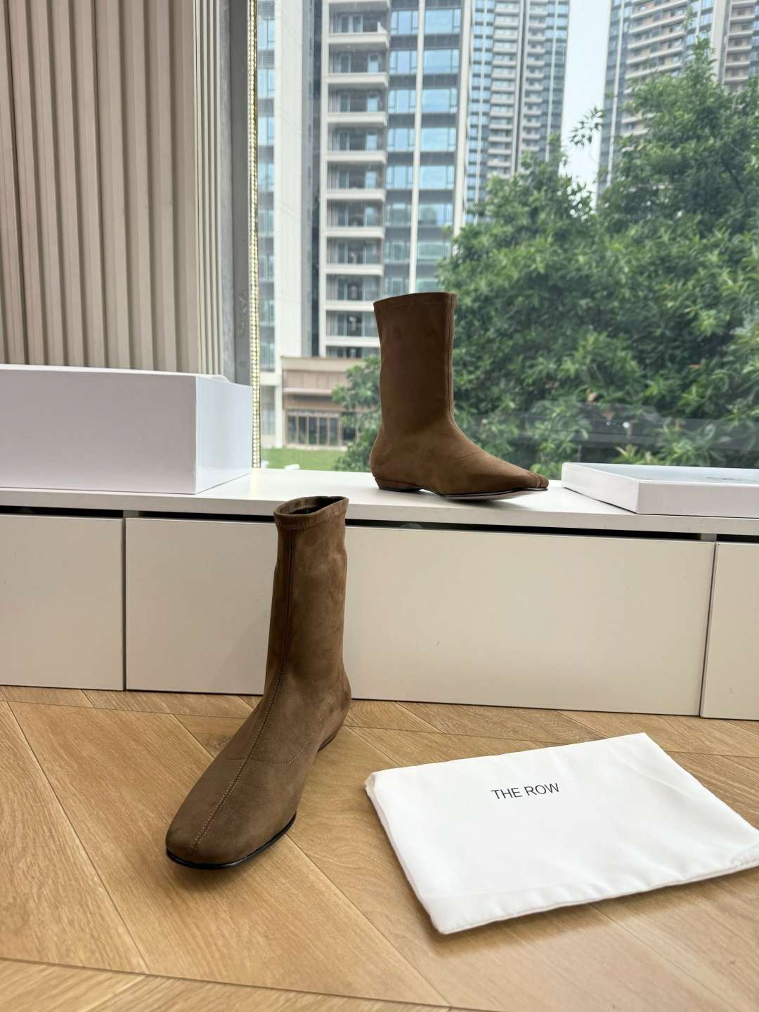 G679所见即所得The ro*2026新款平底切尔西短靴很少会看到一款会做到这么精细、而且对脚的包容性特别强，把脚型修