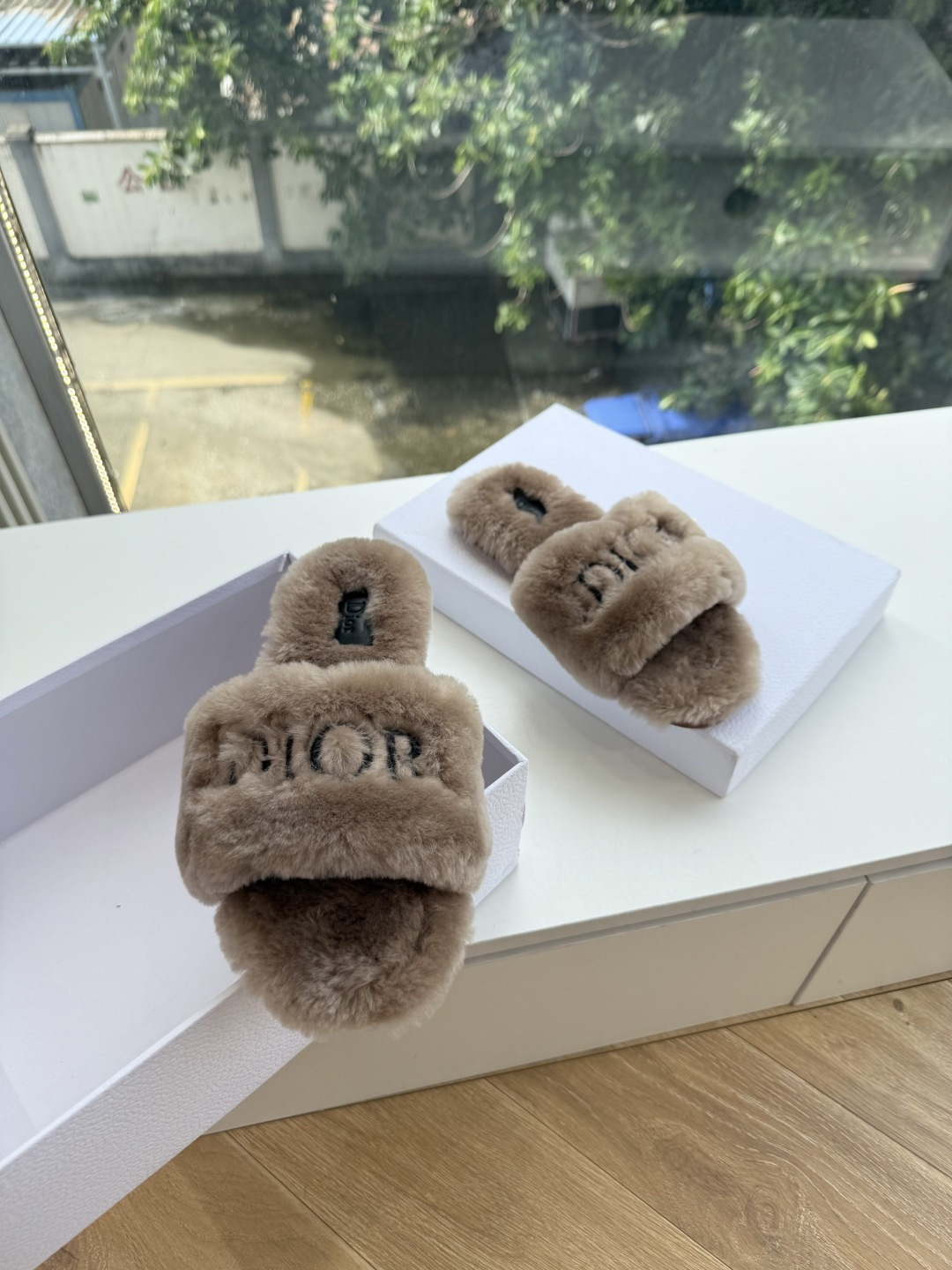 G087所见即所得Dior/迪奥白色刺绣条纹logo加绒毛里一字平底拖鞋秋冬新款羊毛拖鞋 让我重新爱了它一次!这季节美 G087所见即所得Dior/迪奥白色刺绣条纹logo加绒毛里一字平底拖鞋秋冬新款羊毛拖鞋 让我重新爱了它一次!这季节美