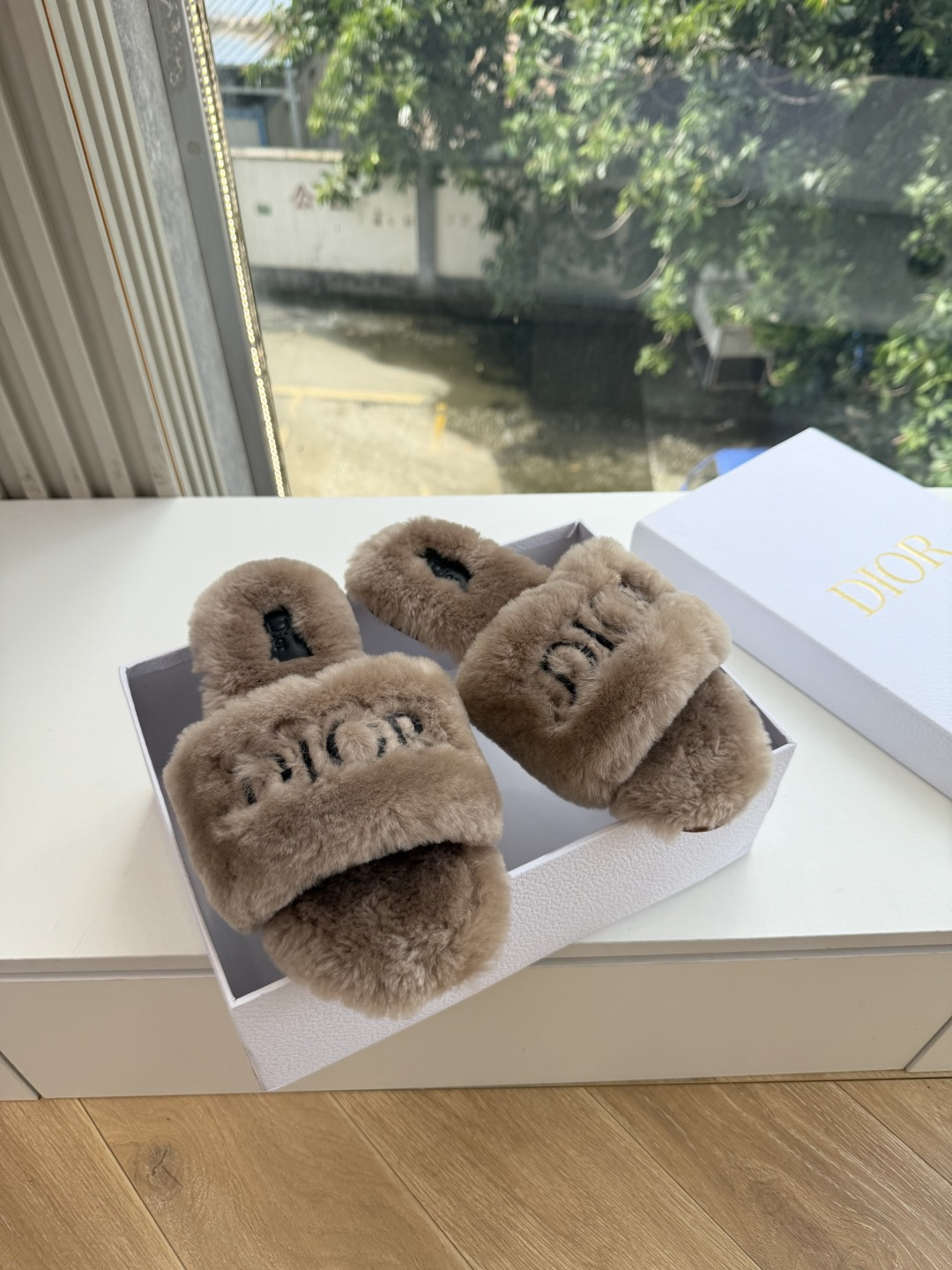 G087所见即所得Dior/迪奥白色刺绣条纹logo加绒毛里一字平底拖鞋秋冬新款羊毛拖鞋 让我重新爱了它一次!这季节美 G087所见即所得Dior/迪奥白色刺绣条纹logo加绒毛里一字平底拖鞋秋冬新款羊毛拖鞋 让我重新爱了它一次!这季节美
