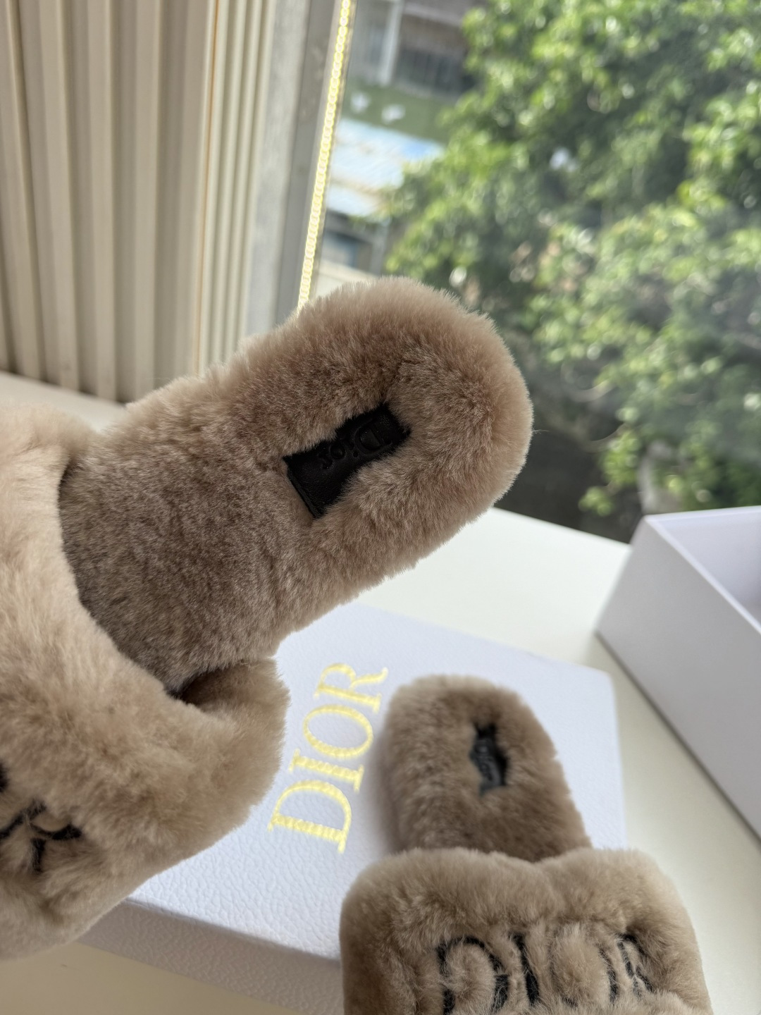 G087所见即所得Dior/迪奥白色刺绣条纹logo加绒毛里一字平底拖鞋秋冬新款羊毛拖鞋 让我重新爱了它一次!这季节美 G087所见即所得Dior/迪奥白色刺绣条纹logo加绒毛里一字平底拖鞋秋冬新款羊毛拖鞋 让我重新爱了它一次!这季节美
