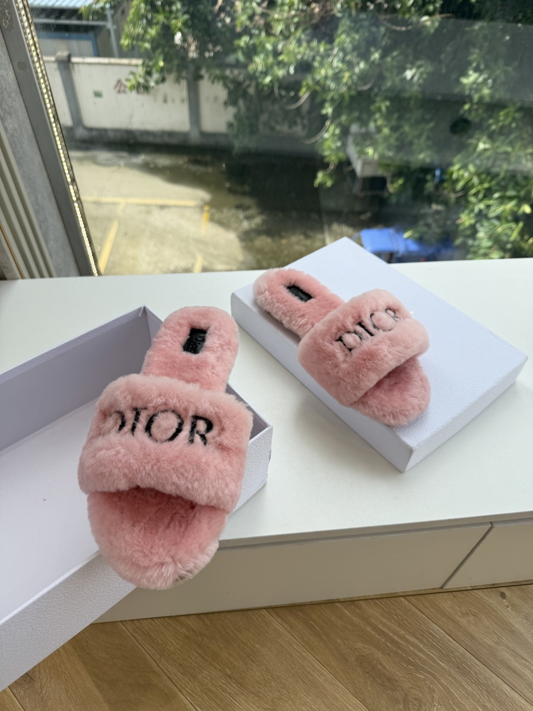 G087所见即所得Dior/迪奥白色刺绣条纹logo加绒毛里一字平底拖鞋秋冬新款羊毛拖鞋 让我重新爱了它一次!这季节美 G087所见即所得Dior/迪奥白色刺绣条纹logo加绒毛里一字平底拖鞋秋冬新款羊毛拖鞋 让我重新爱了它一次!这季节美