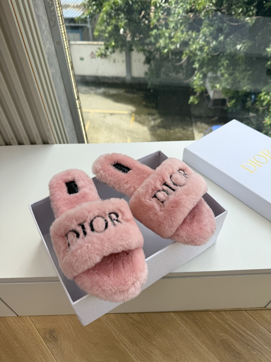 G087所见即所得Dior/迪奥白色刺绣条纹logo加绒毛里一字平底拖鞋秋冬新款羊毛拖鞋 让我重新爱了它一次!这季节美 G087所见即所得Dior/迪奥白色刺绣条纹logo加绒毛里一字平底拖鞋秋冬新款羊毛拖鞋 让我重新爱了它一次!这季节美