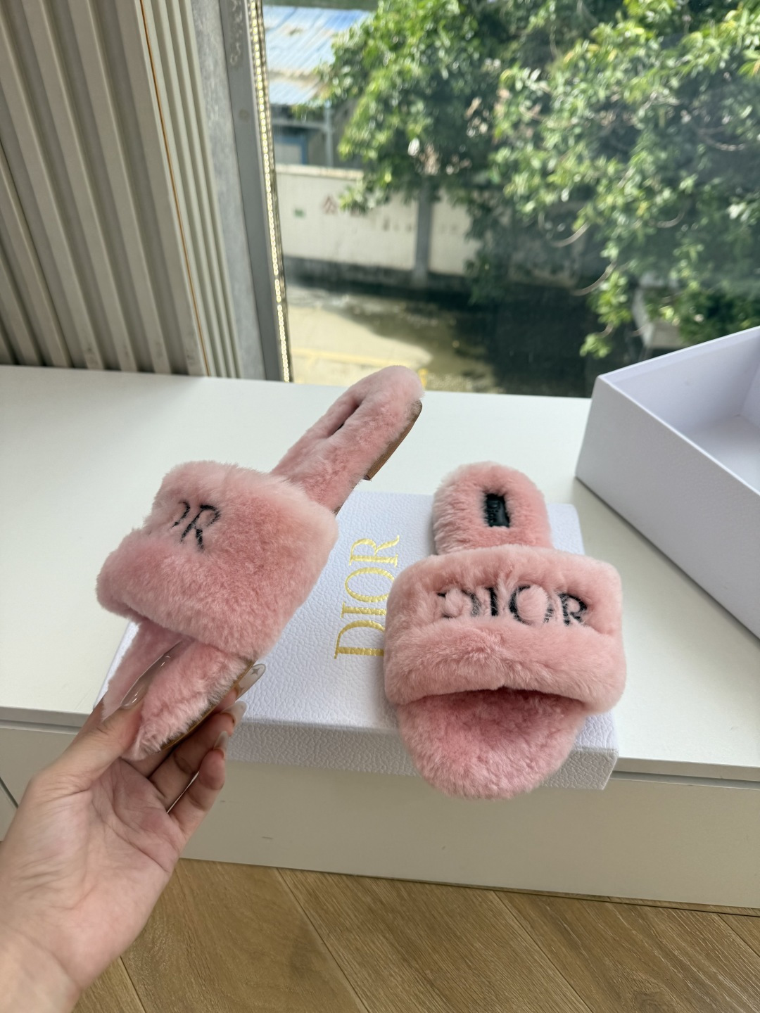 G087所见即所得Dior/迪奥白色刺绣条纹logo加绒毛里一字平底拖鞋秋冬新款羊毛拖鞋 让我重新爱了它一次!这季节美 G087所见即所得Dior/迪奥白色刺绣条纹logo加绒毛里一字平底拖鞋秋冬新款羊毛拖鞋 让我重新爱了它一次!这季节美