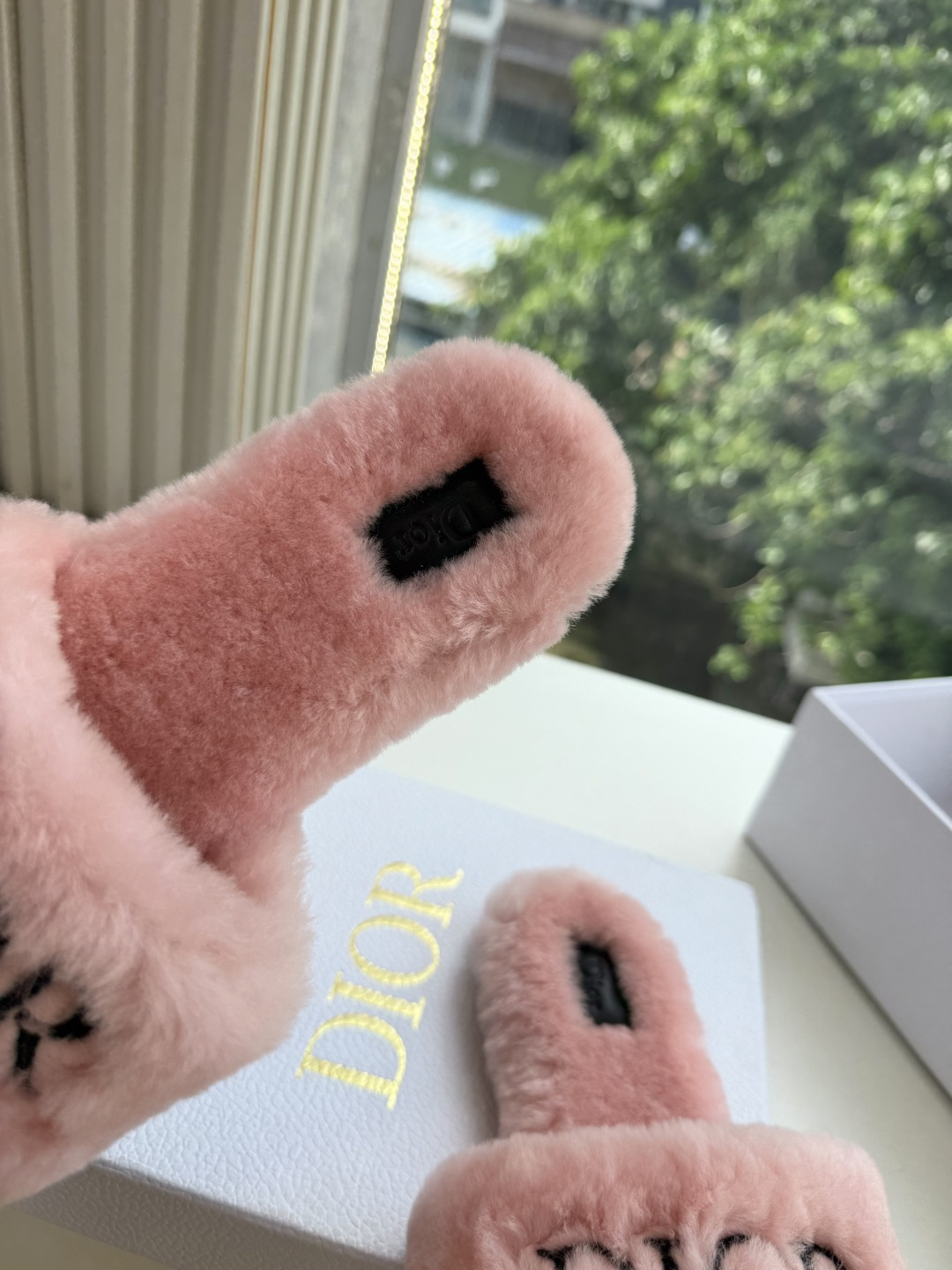 G087所见即所得Dior/迪奥白色刺绣条纹logo加绒毛里一字平底拖鞋秋冬新款羊毛拖鞋 让我重新爱了它一次!这季节美 G087所见即所得Dior/迪奥白色刺绣条纹logo加绒毛里一字平底拖鞋秋冬新款羊毛拖鞋 让我重新爱了它一次!这季节美