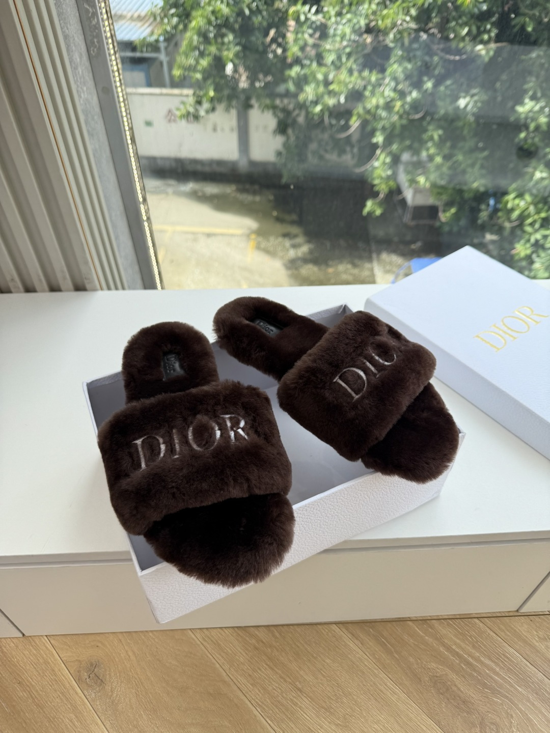 G087所见即所得Dior/迪奥白色刺绣条纹logo加绒毛里一字平底拖鞋秋冬新款羊毛拖鞋 让我重新爱了它一次!这季节美 G087所见即所得Dior/迪奥白色刺绣条纹logo加绒毛里一字平底拖鞋秋冬新款羊毛拖鞋 让我重新爱了它一次!这季节美