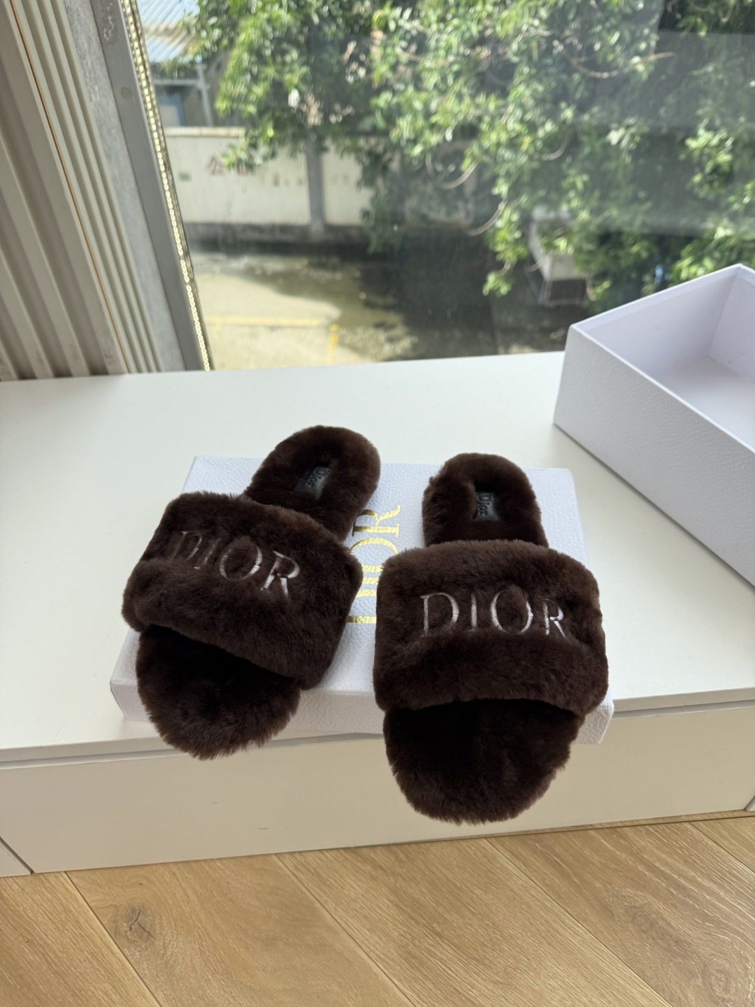 G087所见即所得Dior/迪奥白色刺绣条纹logo加绒毛里一字平底拖鞋秋冬新款羊毛拖鞋 让我重新爱了它一次!这季节美 G087所见即所得Dior/迪奥白色刺绣条纹logo加绒毛里一字平底拖鞋秋冬新款羊毛拖鞋 让我重新爱了它一次!这季节美