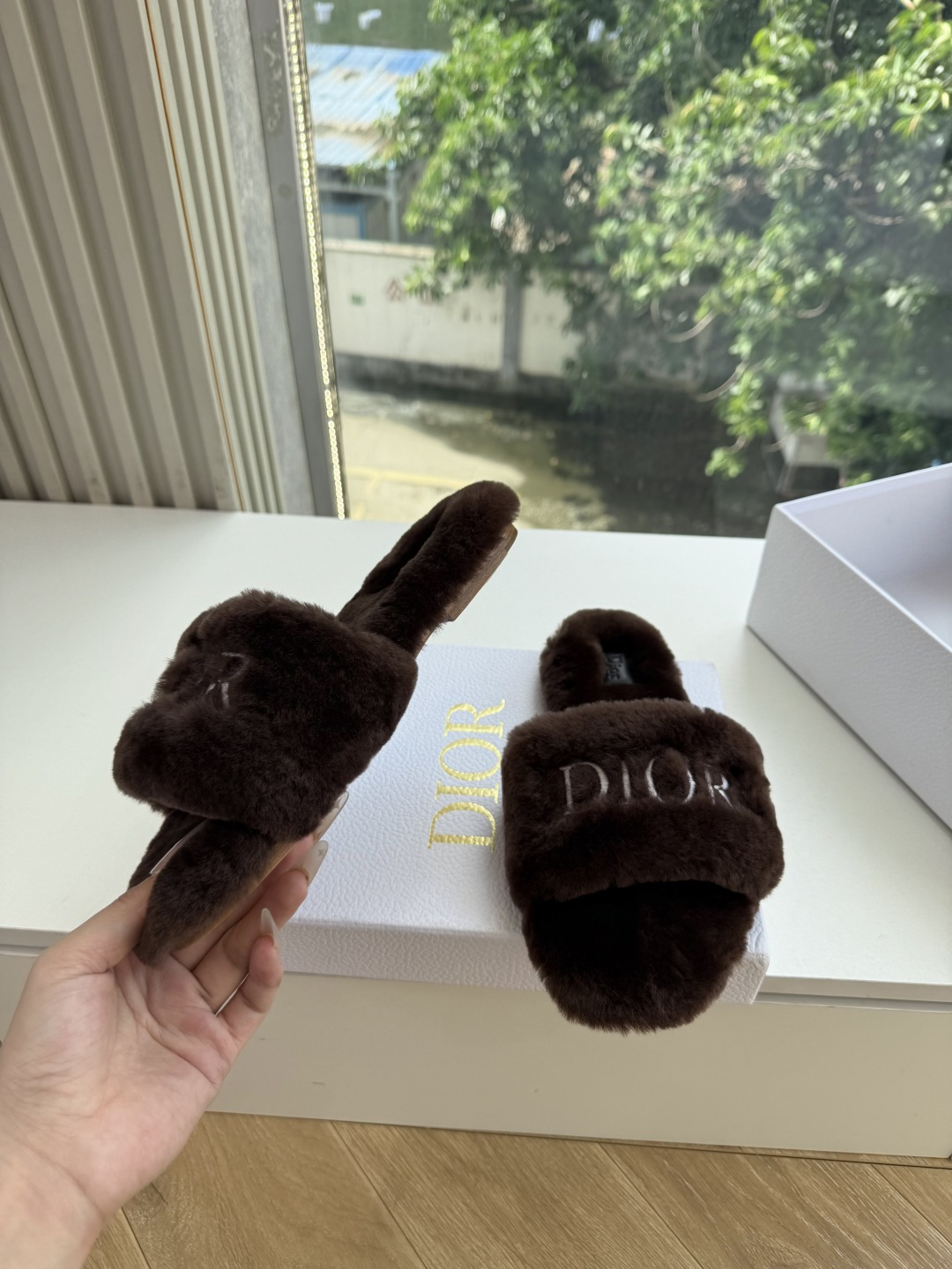 G087所见即所得Dior/迪奥白色刺绣条纹logo加绒毛里一字平底拖鞋秋冬新款羊毛拖鞋 让我重新爱了它一次!这季节美 G087所见即所得Dior/迪奥白色刺绣条纹logo加绒毛里一字平底拖鞋秋冬新款羊毛拖鞋 让我重新爱了它一次!这季节美