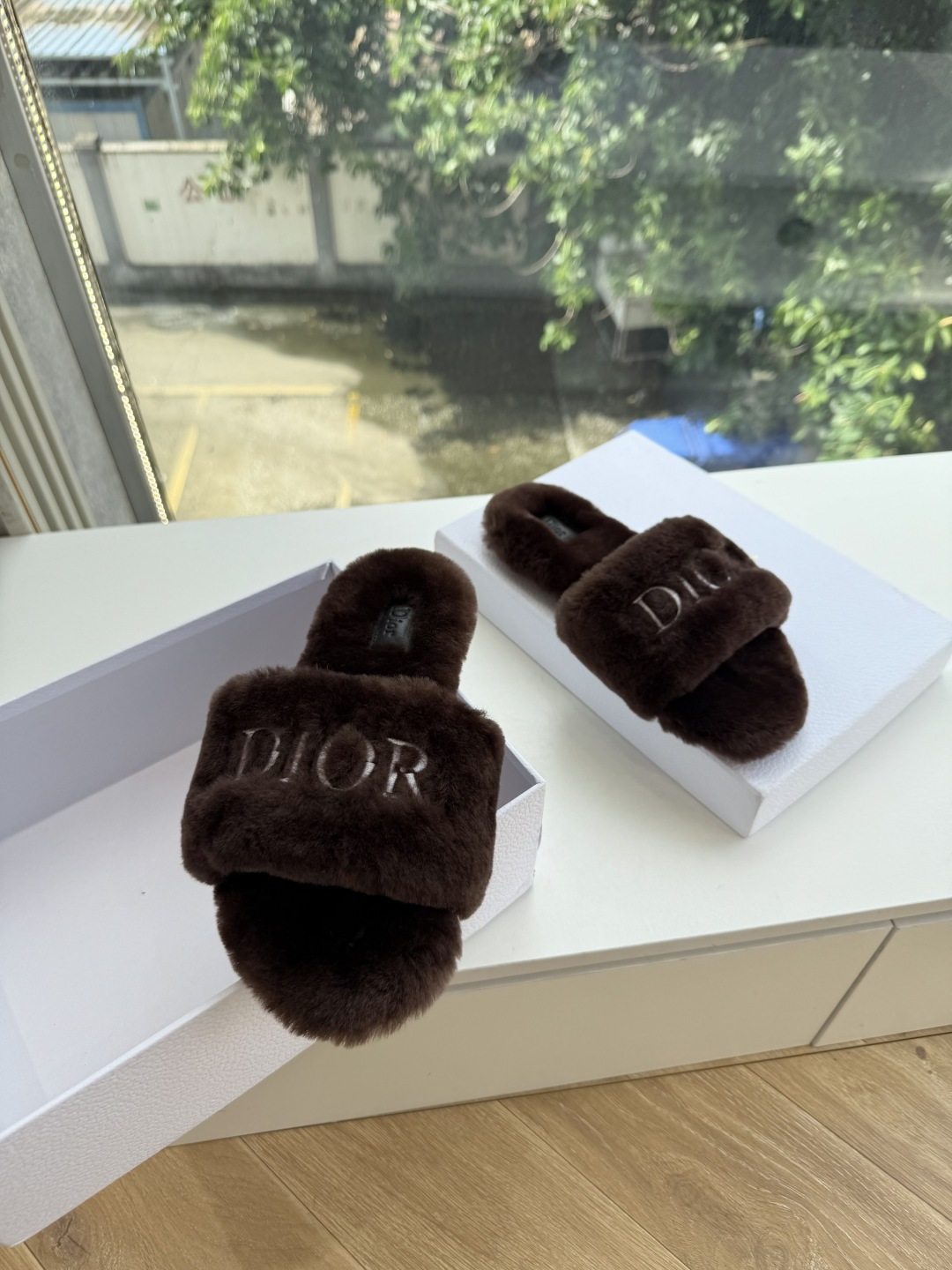 G087所见即所得Dior/迪奥白色刺绣条纹logo加绒毛里一字平底拖鞋秋冬新款羊毛拖鞋 让我重新爱了它一次!这季节美 G087所见即所得Dior/迪奥白色刺绣条纹logo加绒毛里一字平底拖鞋秋冬新款羊毛拖鞋 让我重新爱了它一次!这季节美