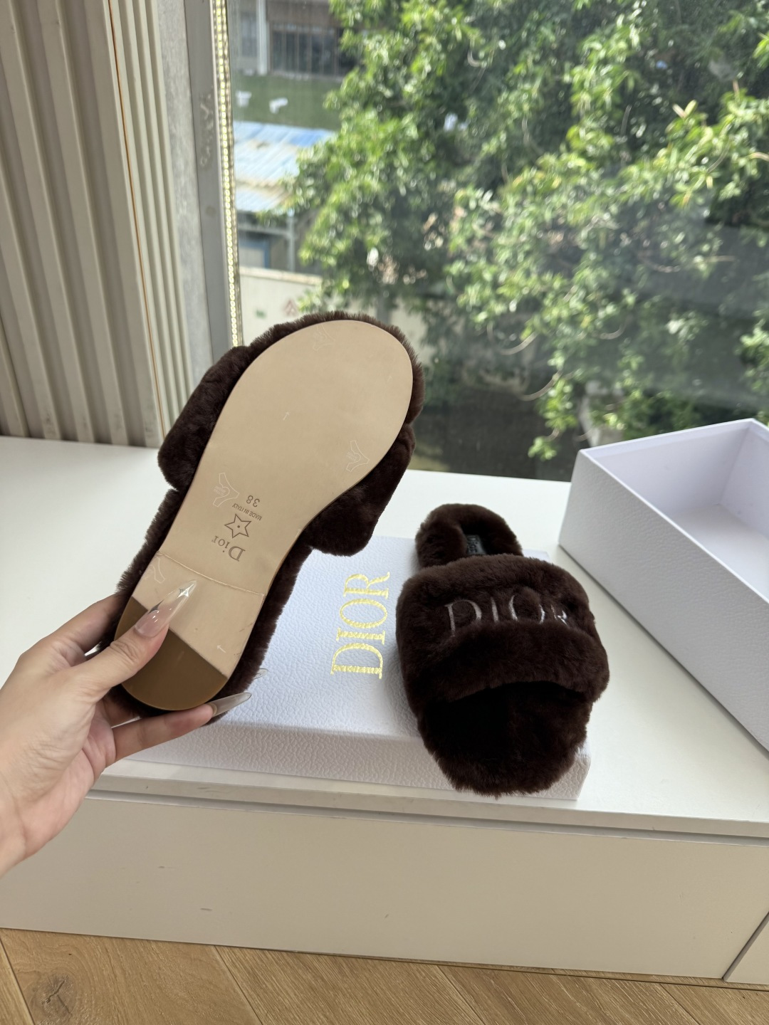 G087所见即所得Dior/迪奥白色刺绣条纹logo加绒毛里一字平底拖鞋秋冬新款羊毛拖鞋 让我重新爱了它一次!这季节美 G087所见即所得Dior/迪奥白色刺绣条纹logo加绒毛里一字平底拖鞋秋冬新款羊毛拖鞋 让我重新爱了它一次!这季节美