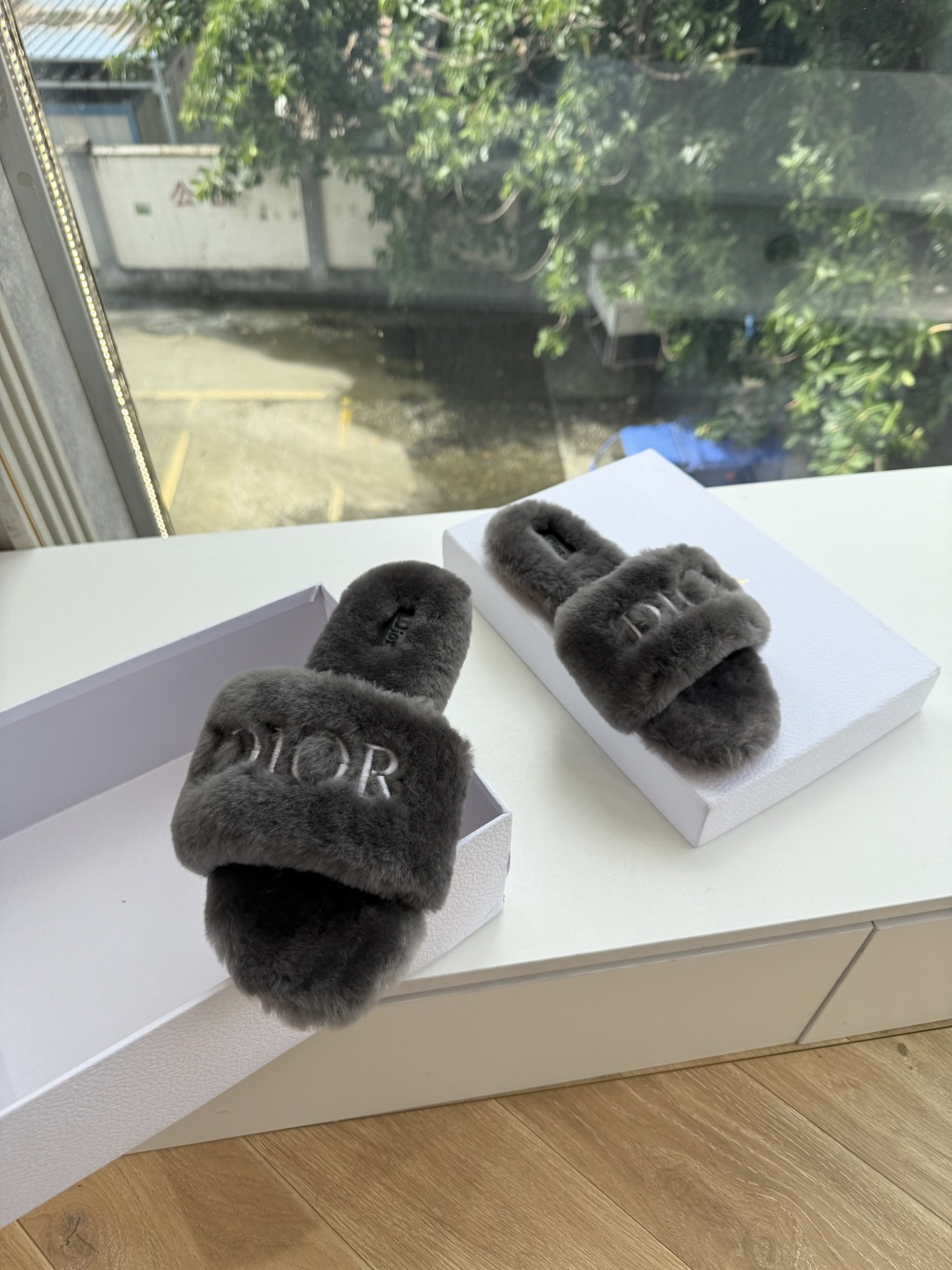 G087所见即所得Dior/迪奥白色刺绣条纹logo加绒毛里一字平底拖鞋秋冬新款羊毛拖鞋 让我重新爱了它一次!这季节美 G087所见即所得Dior/迪奥白色刺绣条纹logo加绒毛里一字平底拖鞋秋冬新款羊毛拖鞋 让我重新爱了它一次!这季节美
