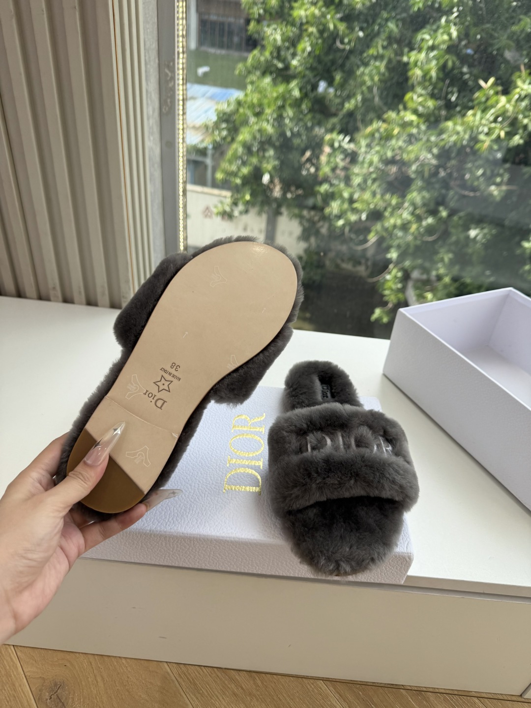 G087所见即所得Dior/迪奥白色刺绣条纹logo加绒毛里一字平底拖鞋秋冬新款羊毛拖鞋 让我重新爱了它一次!这季节美 G087所见即所得Dior/迪奥白色刺绣条纹logo加绒毛里一字平底拖鞋秋冬新款羊毛拖鞋 让我重新爱了它一次!这季节美
