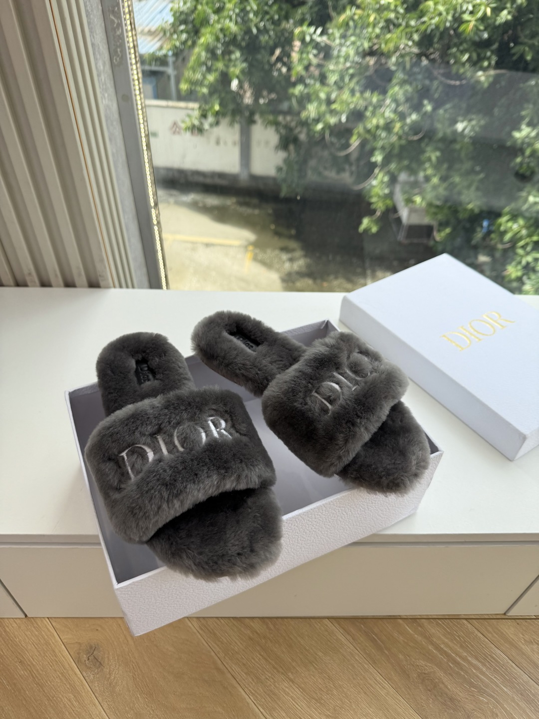 G087所见即所得Dior/迪奥白色刺绣条纹logo加绒毛里一字平底拖鞋秋冬新款羊毛拖鞋 让我重新爱了它一次!这季节美 G087所见即所得Dior/迪奥白色刺绣条纹logo加绒毛里一字平底拖鞋秋冬新款羊毛拖鞋 让我重新爱了它一次!这季节美