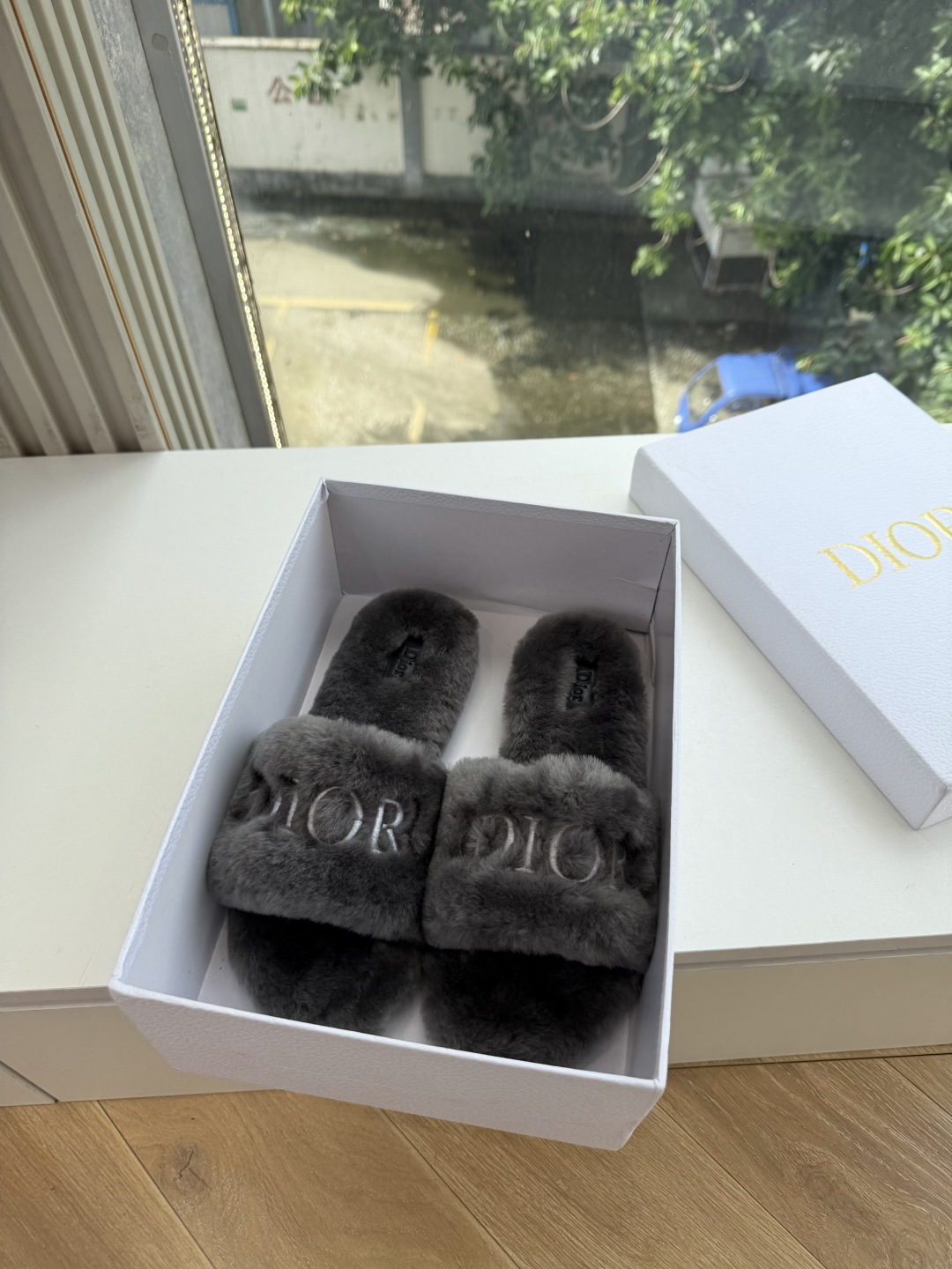 G087所见即所得Dior/迪奥白色刺绣条纹logo加绒毛里一字平底拖鞋秋冬新款羊毛拖鞋 让我重新爱了它一次!这季节美 G087所见即所得Dior/迪奥白色刺绣条纹logo加绒毛里一字平底拖鞋秋冬新款羊毛拖鞋 让我重新爱了它一次!这季节美