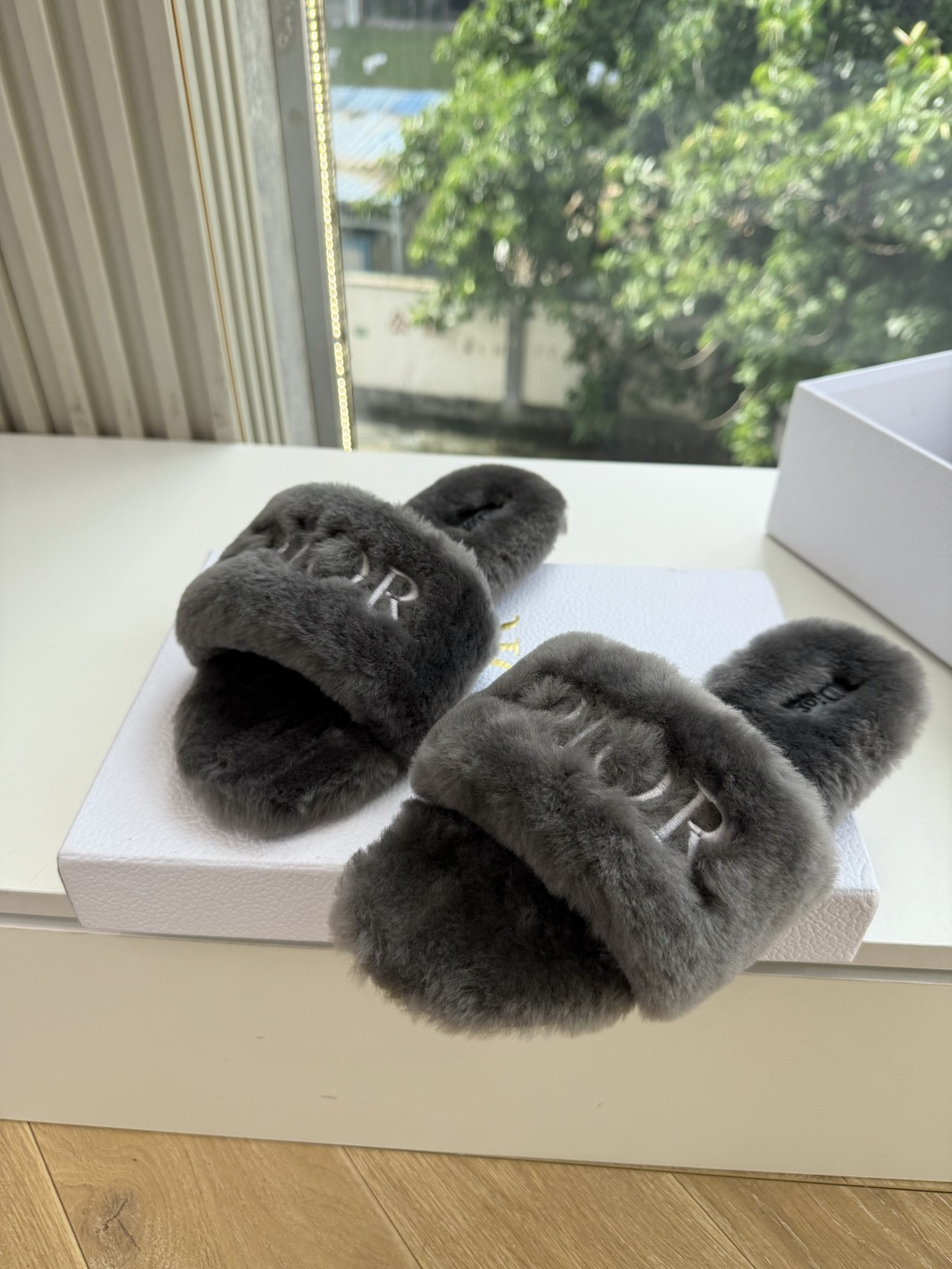 G087所见即所得Dior/迪奥白色刺绣条纹logo加绒毛里一字平底拖鞋秋冬新款羊毛拖鞋 让我重新爱了它一次!这季节美 G087所见即所得Dior/迪奥白色刺绣条纹logo加绒毛里一字平底拖鞋秋冬新款羊毛拖鞋 让我重新爱了它一次!这季节美