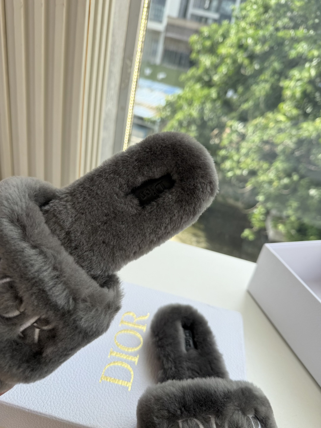 G087所见即所得Dior/迪奥白色刺绣条纹logo加绒毛里一字平底拖鞋秋冬新款羊毛拖鞋 让我重新爱了它一次!这季节美 G087所见即所得Dior/迪奥白色刺绣条纹logo加绒毛里一字平底拖鞋秋冬新款羊毛拖鞋 让我重新爱了它一次!这季节美