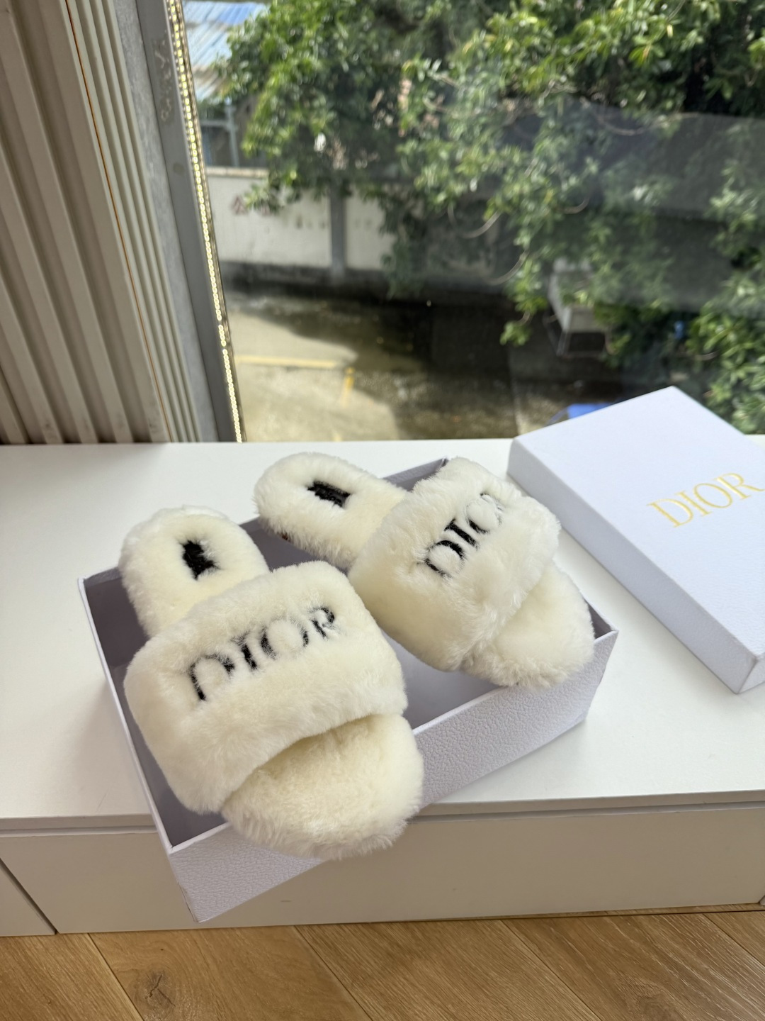 G087所见即所得Dior/迪奥白色刺绣条纹logo加绒毛里一字平底拖鞋秋冬新款羊毛拖鞋 让我重新爱了它一次!这季节美 G087所见即所得Dior/迪奥白色刺绣条纹logo加绒毛里一字平底拖鞋秋冬新款羊毛拖鞋 让我重新爱了它一次!这季节美