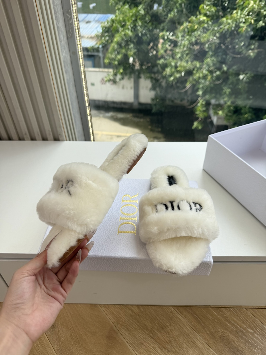 G087所见即所得Dior/迪奥白色刺绣条纹logo加绒毛里一字平底拖鞋秋冬新款羊毛拖鞋 让我重新爱了它一次!这季节美 G087所见即所得Dior/迪奥白色刺绣条纹logo加绒毛里一字平底拖鞋秋冬新款羊毛拖鞋 让我重新爱了它一次!这季节美