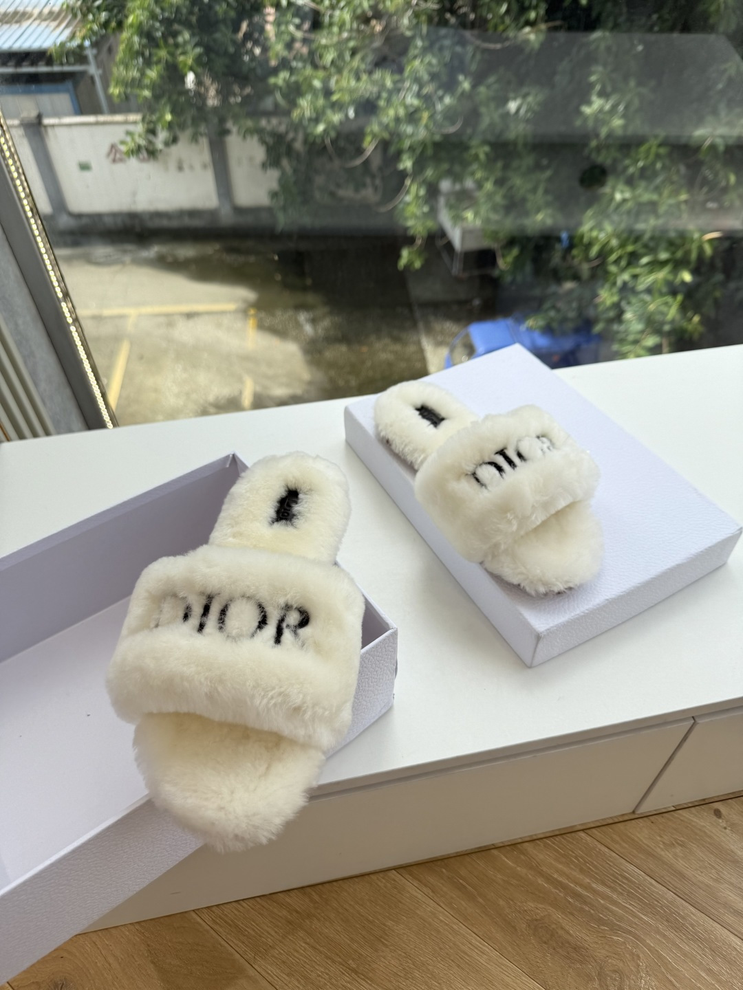 G087所见即所得Dior/迪奥白色刺绣条纹logo加绒毛里一字平底拖鞋秋冬新款羊毛拖鞋 让我重新爱了它一次!这季节美 G087所见即所得Dior/迪奥白色刺绣条纹logo加绒毛里一字平底拖鞋秋冬新款羊毛拖鞋 让我重新爱了它一次!这季节美