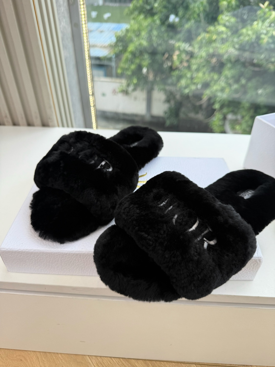 G087所见即所得Dior/迪奥白色刺绣条纹logo加绒毛里一字平底拖鞋秋冬新款羊毛拖鞋 让我重新爱了它一次!这季节美 G087所见即所得Dior/迪奥白色刺绣条纹logo加绒毛里一字平底拖鞋秋冬新款羊毛拖鞋 让我重新爱了它一次!这季节美