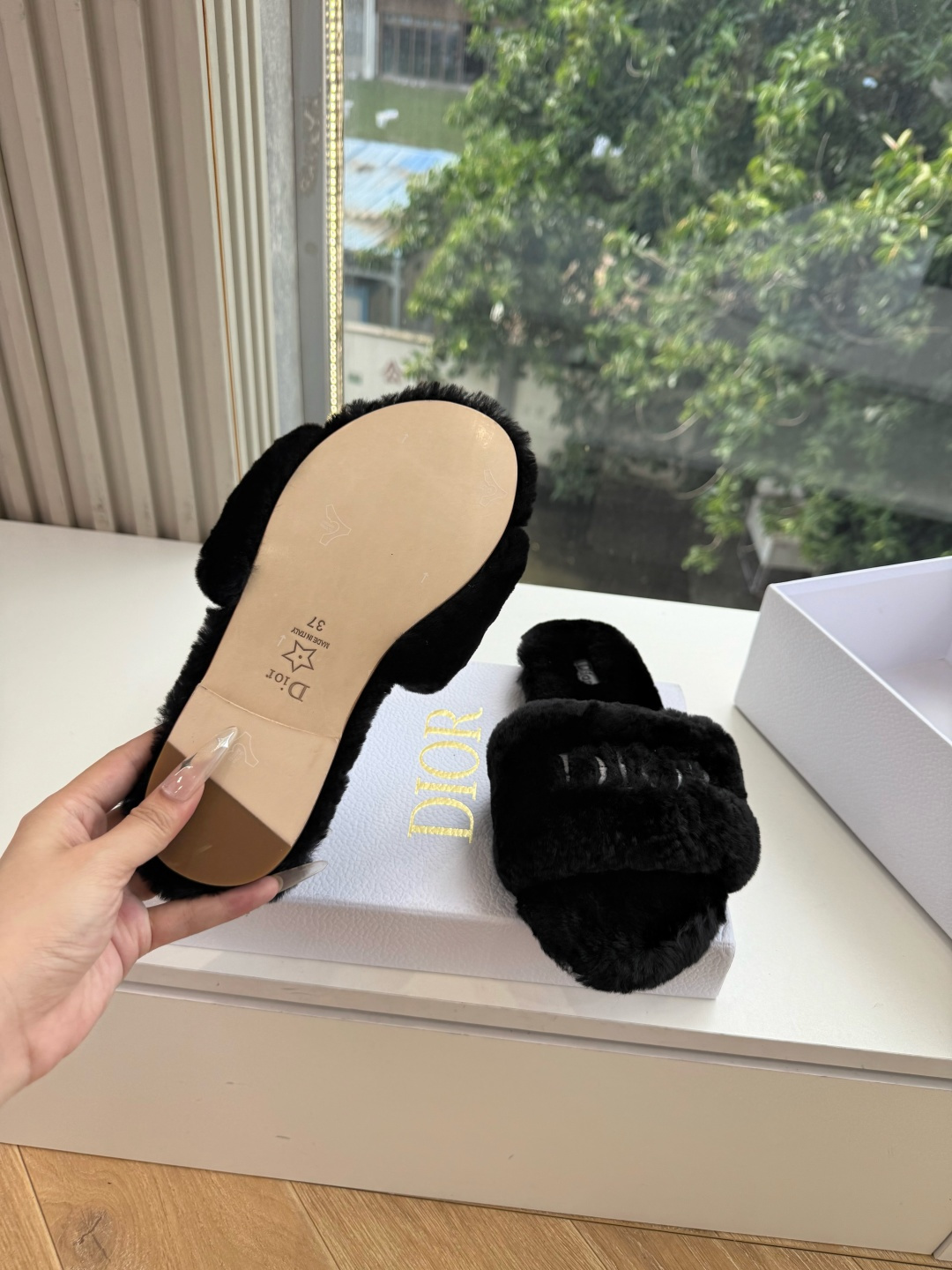 G087所见即所得Dior/迪奥白色刺绣条纹logo加绒毛里一字平底拖鞋秋冬新款羊毛拖鞋 让我重新爱了它一次!这季节美 G087所见即所得Dior/迪奥白色刺绣条纹logo加绒毛里一字平底拖鞋秋冬新款羊毛拖鞋 让我重新爱了它一次!这季节美