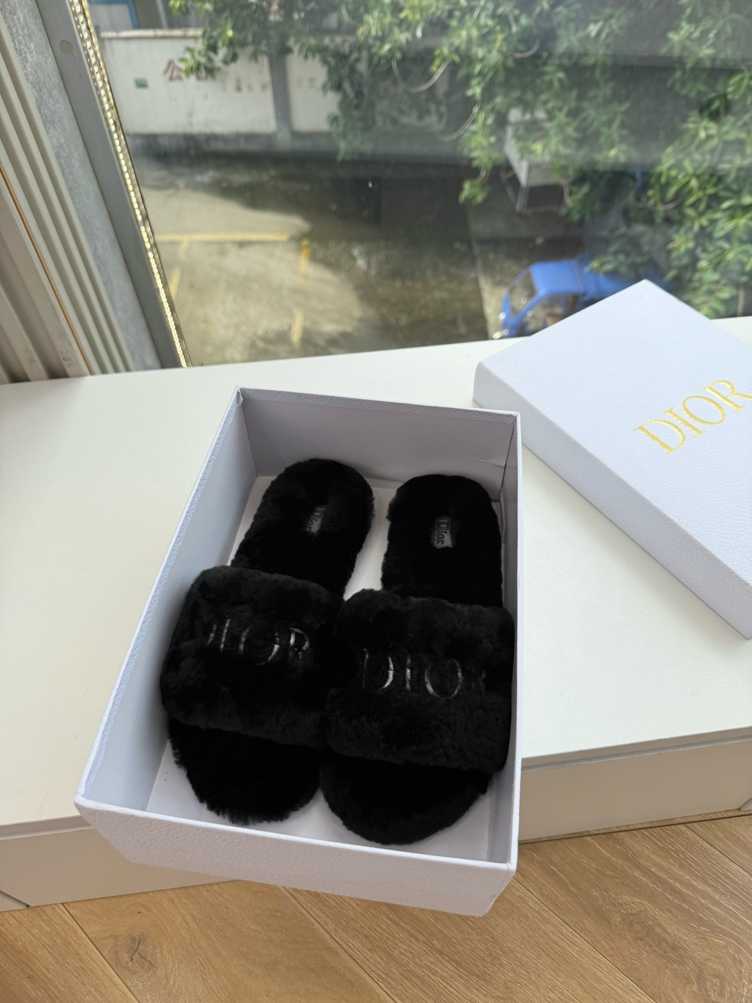 G087所见即所得Dior/迪奥白色刺绣条纹logo加绒毛里一字平底拖鞋秋冬新款羊毛拖鞋 让我重新爱了它一次!这季节美 G087所见即所得Dior/迪奥白色刺绣条纹logo加绒毛里一字平底拖鞋秋冬新款羊毛拖鞋 让我重新爱了它一次!这季节美