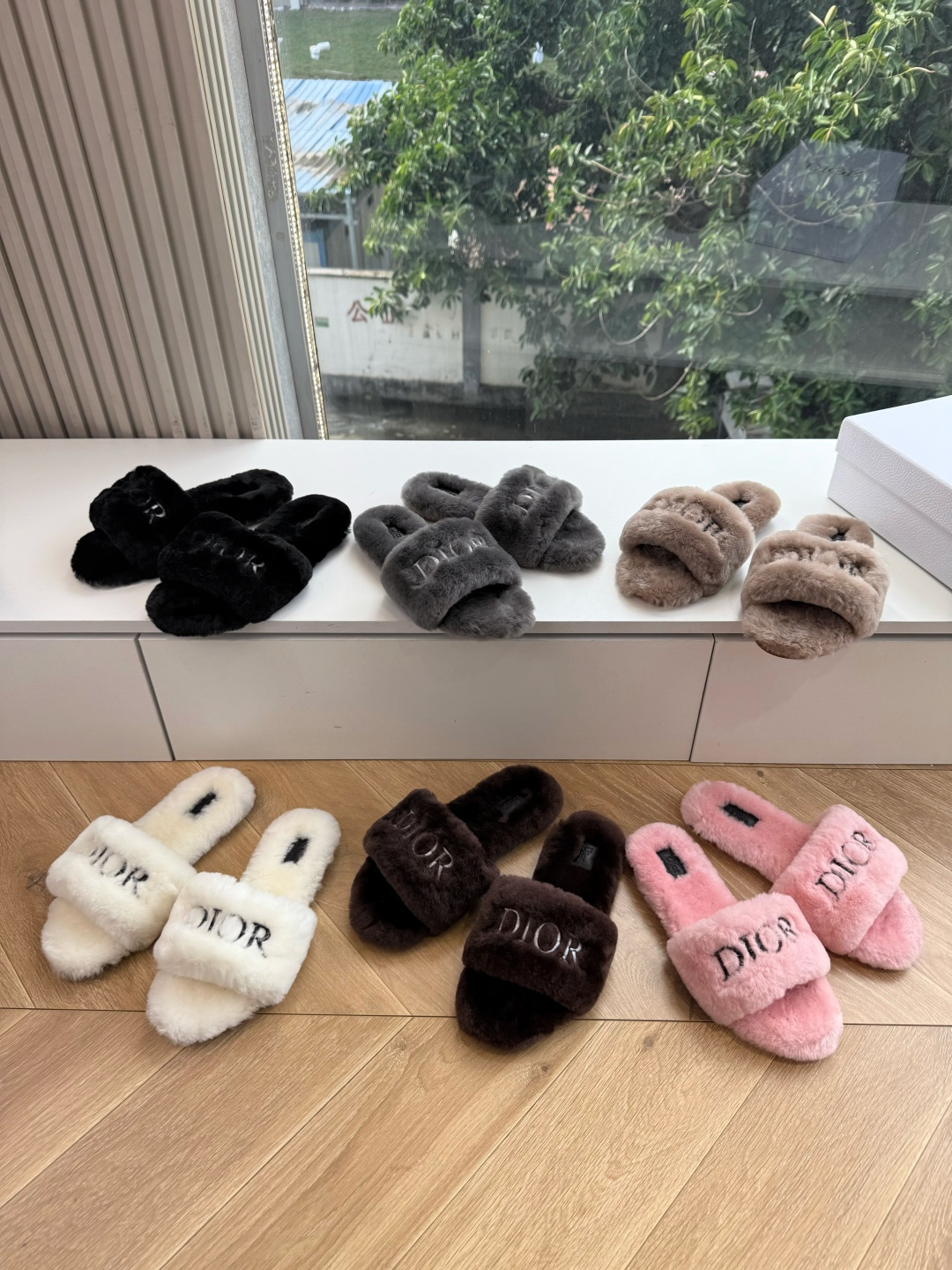 G087所见即所得Dior/迪奥白色刺绣条纹logo加绒毛里一字平底拖鞋秋冬新款羊毛拖鞋  让我重新爱了它一次！这季节美