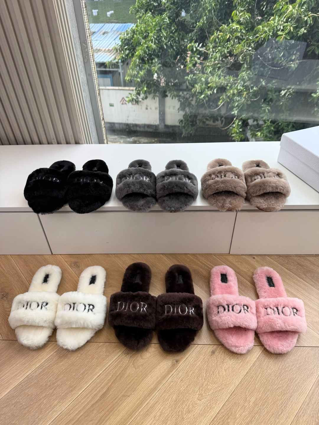 G087所见即所得Dior/迪奥白色刺绣条纹logo加绒毛里一字平底拖鞋秋冬新款羊毛拖鞋  让我重新爱了它一次！这季节美