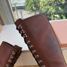 G261爆款 Miumiu谬谬朋克风秋冬机车造型长靴松弛感限量走秀款一双封神复古骑士靴 🤩怎么穿都好看今夏时髦精最爱 看 G261爆款 Miumiu谬谬朋克风秋冬机车造型长靴松弛感限量走秀款一双封神复古骑士靴 🤩怎么穿都好看今夏时髦精最爱 看