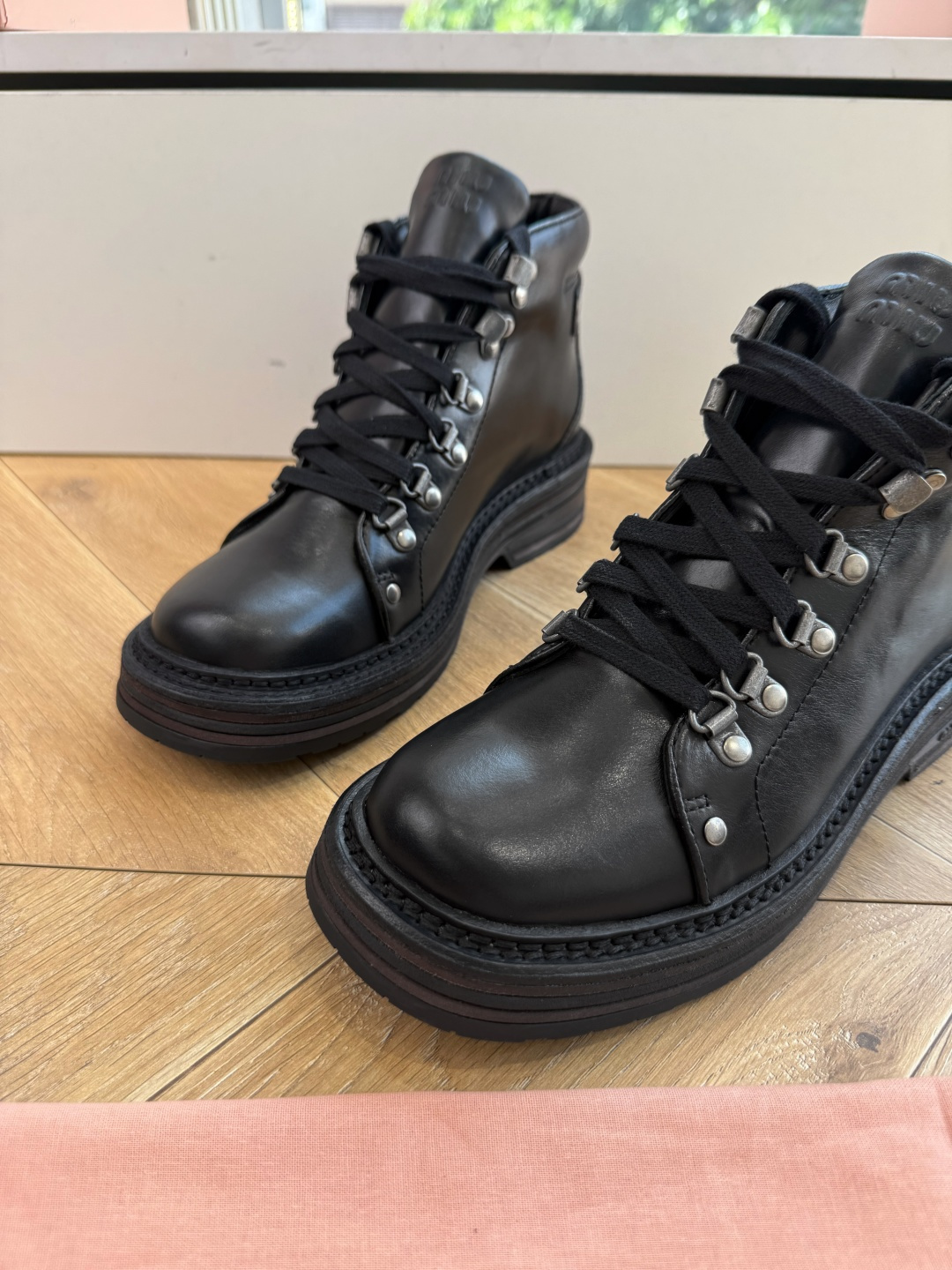 G261爆款 Miumiu谬谬朋克风秋冬机车造型短靴松弛感限量走秀款一双封神复古马丁靴 🤩怎么穿都好看今夏时髦精最爱 看 G261爆款 Miumiu谬谬朋克风秋冬机车造型短靴松弛感限量走秀款一双封神复古马丁靴 🤩怎么穿都好看今夏时髦精最爱 看