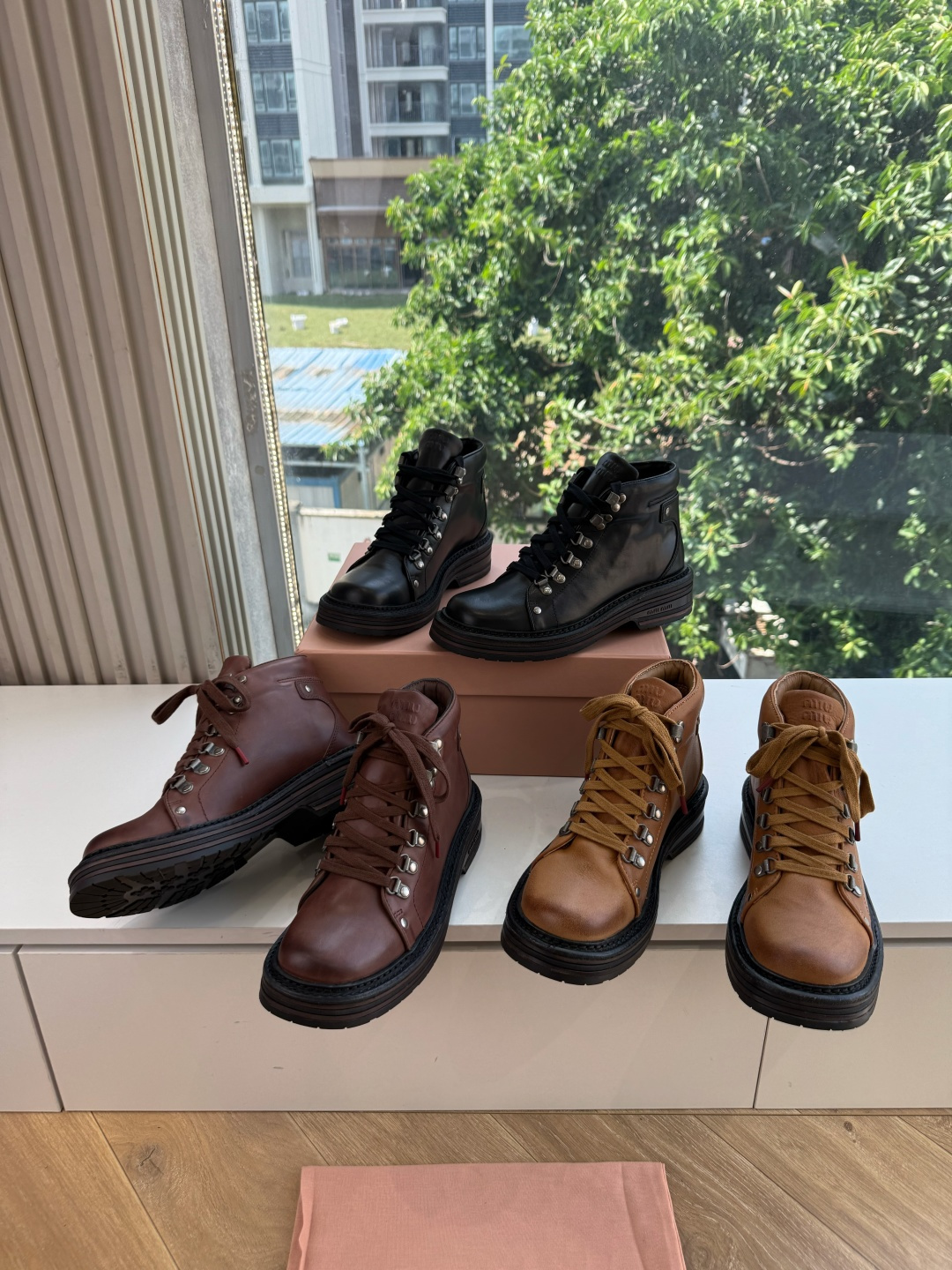 G261爆款 Miumiu谬谬朋克风秋冬机车造型短靴松弛感限量走秀款一双封神复古马丁靴 🤩怎么穿都好看今夏时髦精最爱 看