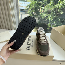 G068华伦天奴Chromathon面包休闲鞋运动鞋大明星网红纷纷种草的一款美鞋,创意总监valentino华伦天奴新款 G068华伦天奴Chromathon面包休闲鞋运动鞋大明星网红纷纷种草的一款美鞋,创意总监valentino华伦天奴新款