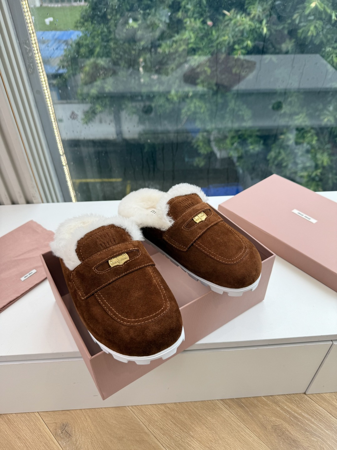G顶级羊毛内里miumiu新款穆勒鞋进口羊毛雪地靴棉鞋单鞋 简约造型，超轻原版开模鞋底，脚感妥妥满分 好穿好搭， 鞋面：