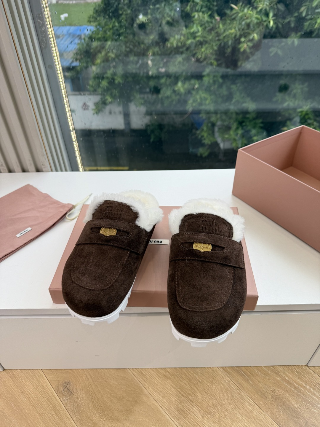 G顶级羊毛内里miumiu新款穆勒鞋进口羊毛雪地靴棉鞋单鞋 简约造型，超轻原版开模鞋底，脚感妥妥满分 好穿好搭， 鞋面：