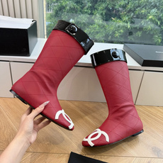 G238所得CHANE*|小香新品骑士靴在米兰时尚的T台上 亮相便艳惊四座 成功晋升为潮流人士的梦中情靴 。 经典的双C G238所得CHANE*|小香新品骑士靴在米兰时尚的T台上 亮相便艳惊四座 成功晋升为潮流人士的梦中情靴 。 经典的双C