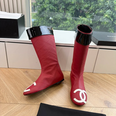 G238所得CHANE*|小香新品骑士靴在米兰时尚的T台上 亮相便艳惊四座 成功晋升为潮流人士的梦中情靴 。 经典的双C G238所得CHANE*|小香新品骑士靴在米兰时尚的T台上 亮相便艳惊四座 成功晋升为潮流人士的梦中情靴 。 经典的双C