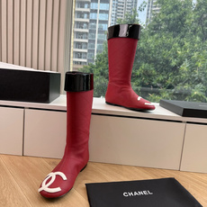 G238所得CHANE*|小香新品骑士靴在米兰时尚的T台上 亮相便艳惊四座 成功晋升为潮流人士的梦中情靴 。 经典的双C G238所得CHANE*|小香新品骑士靴在米兰时尚的T台上 亮相便艳惊四座 成功晋升为潮流人士的梦中情靴 。 经典的双C