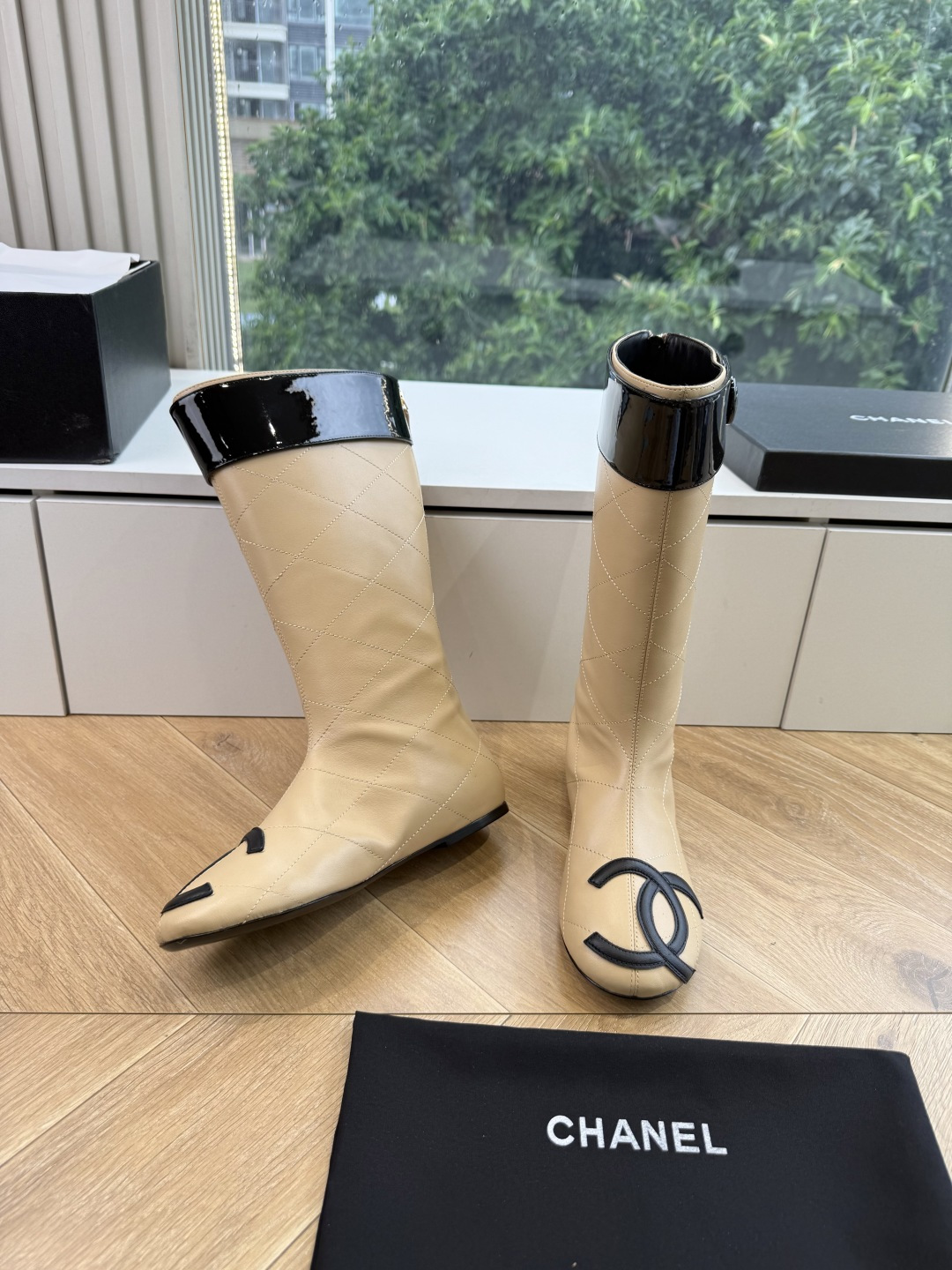 G238所得CHANE*|小香新品骑士靴在米兰时尚的T台上 亮相便艳惊四座 成功晋升为潮流人士的梦中情靴 。 经典的双C G238所得CHANE*|小香新品骑士靴在米兰时尚的T台上 亮相便艳惊四座 成功晋升为潮流人士的梦中情靴 。 经典的双C